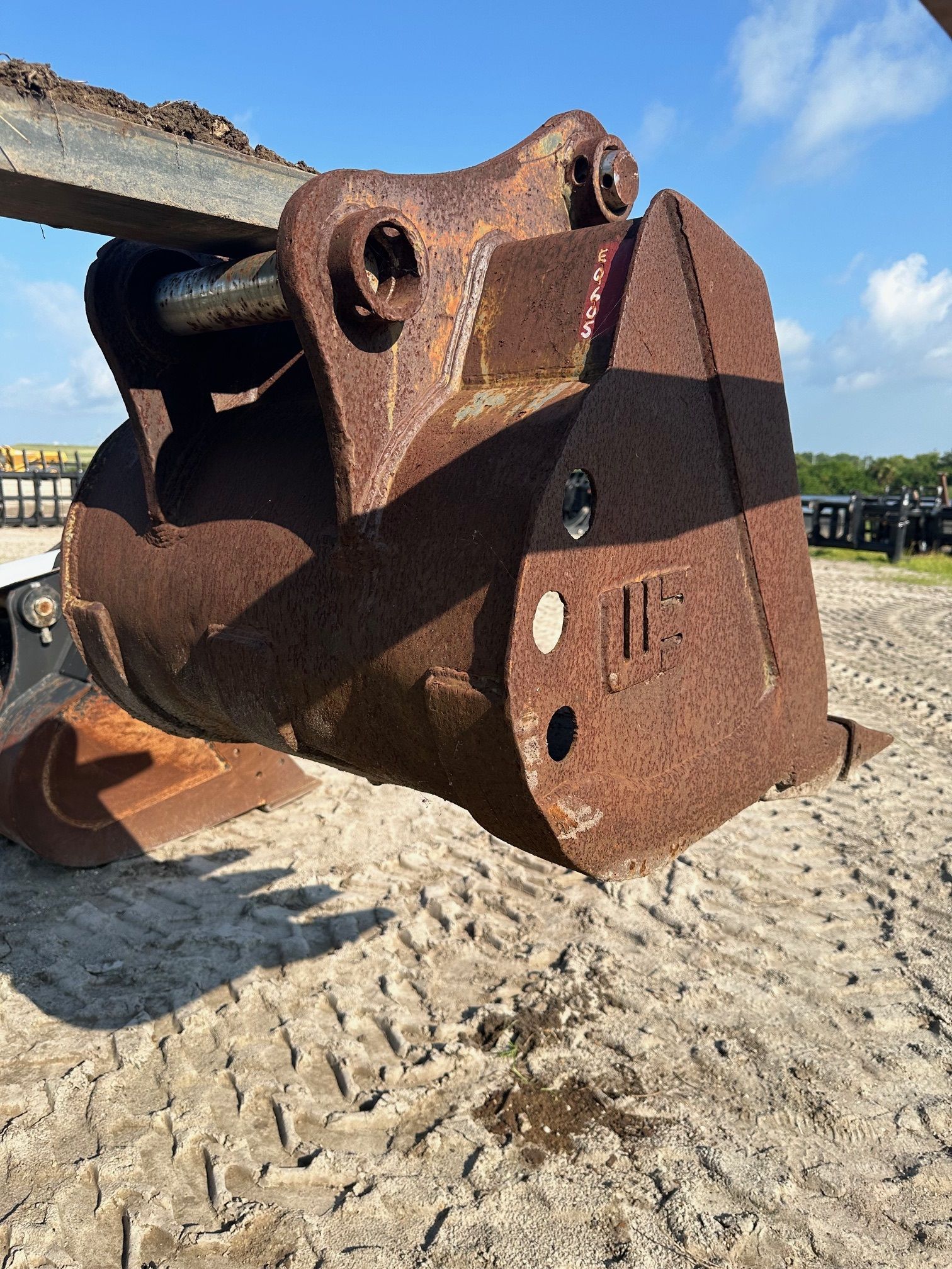 USED HYUNDAI 290LC-7A EXCAVATOR BUCKET Photo 2 Thumbnail