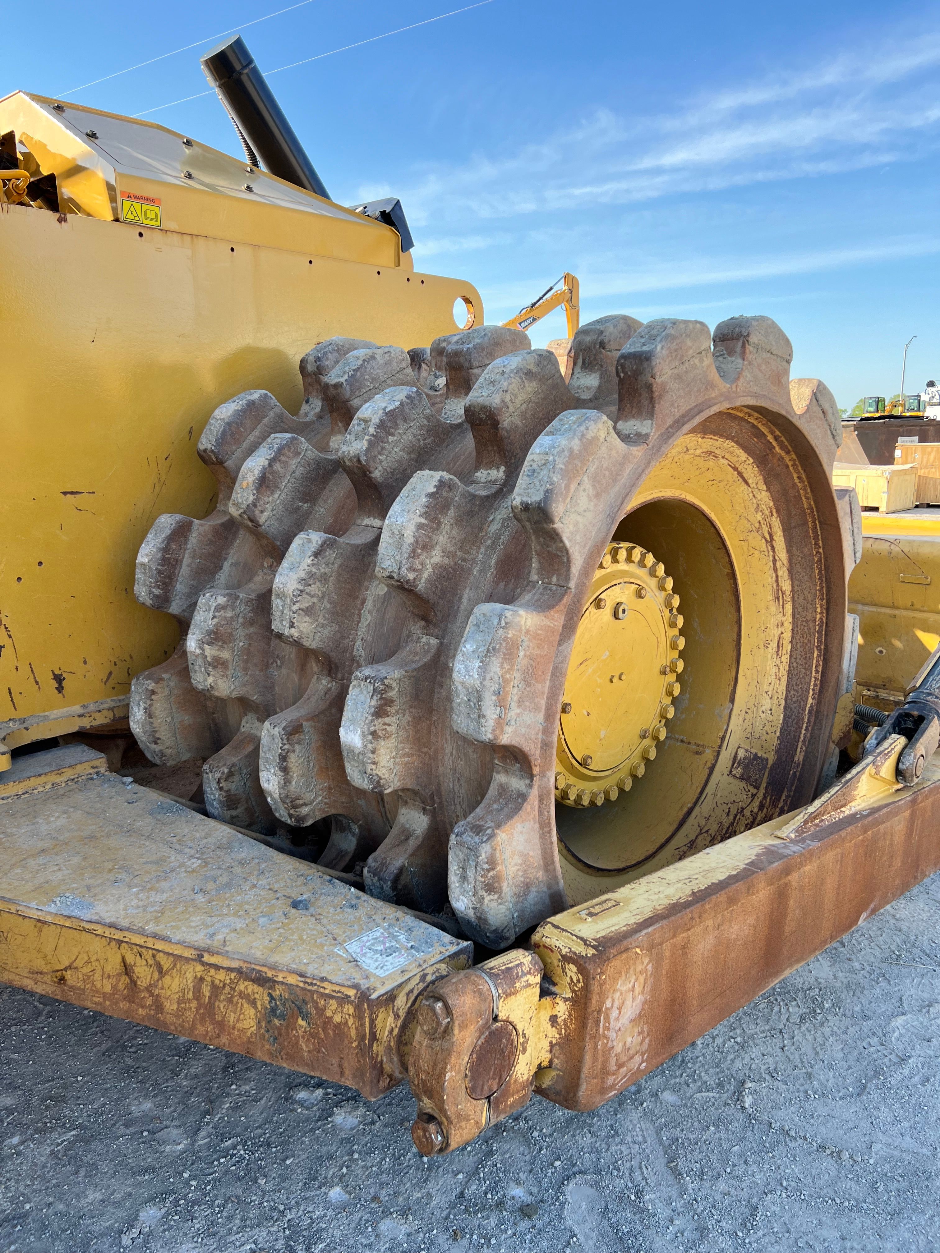 2019 CAT 825K Photo 12 Thumbnail