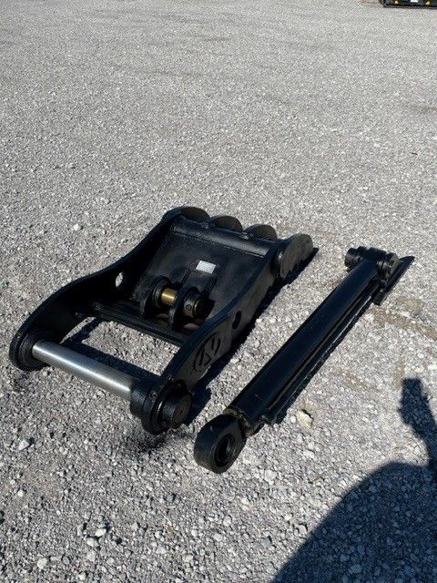 THUMB FOR SY215C (NO QUICK COUPLER) Photo 1 Thumbnail