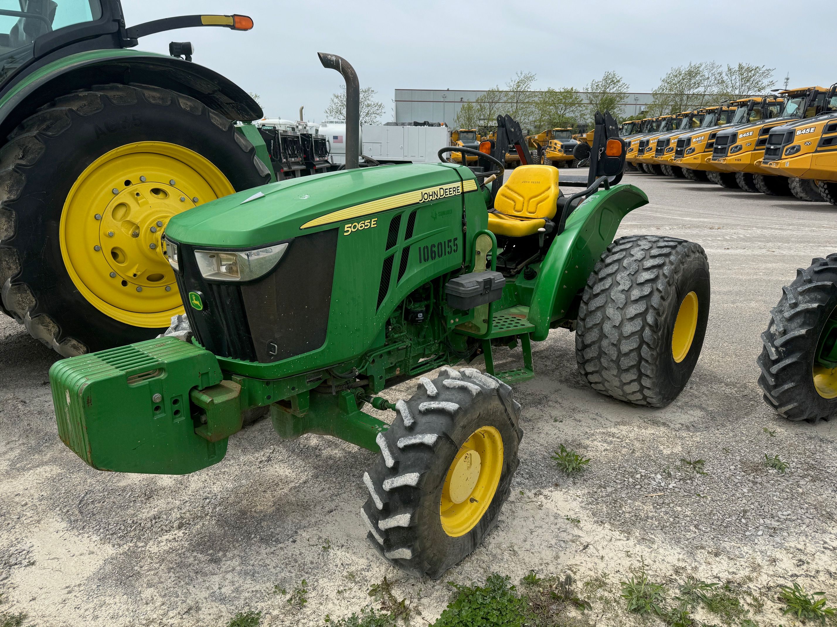2017 JOHN DEERE 5065E Photo 1 Thumbnail