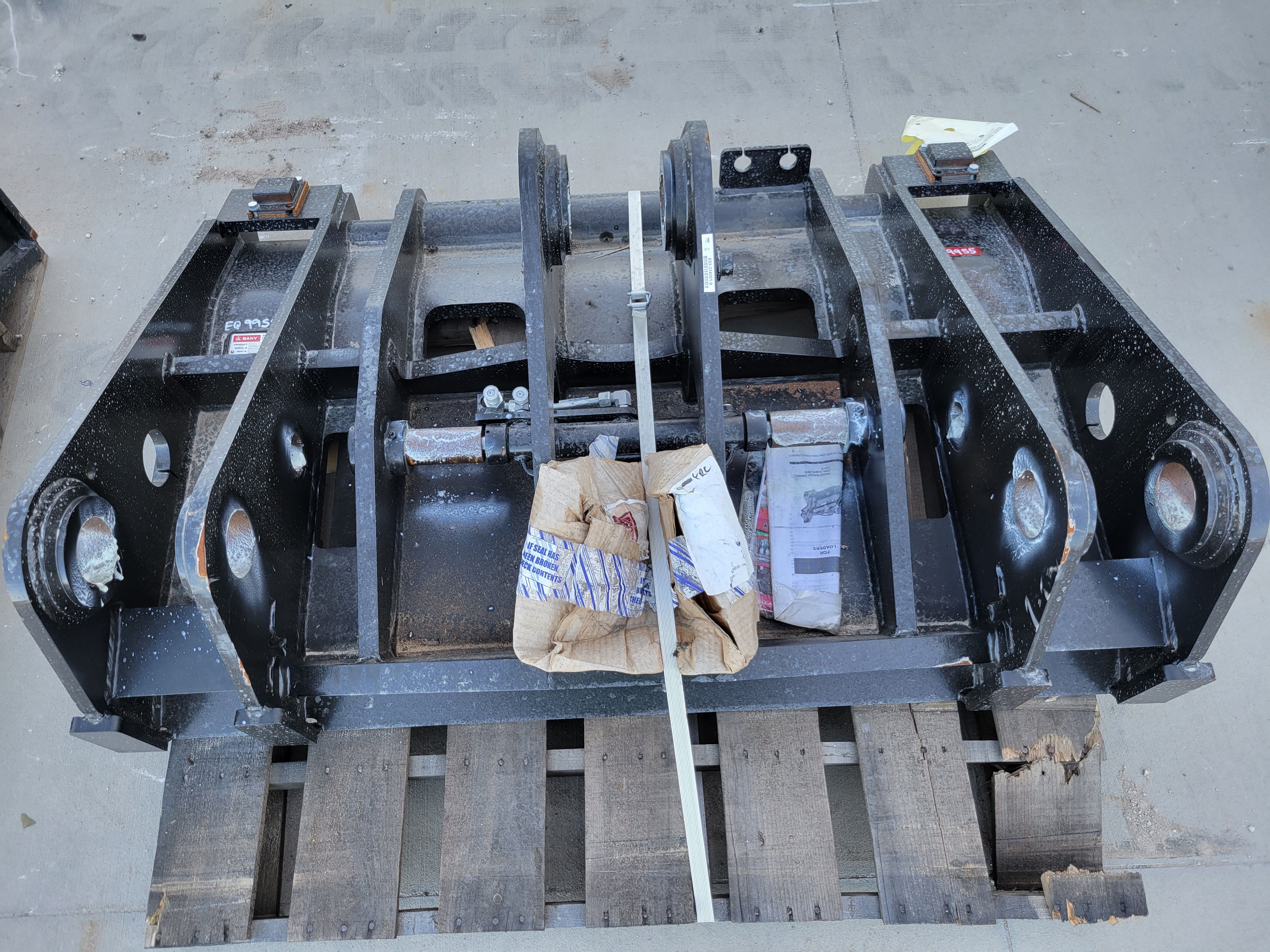 HYDRAULIC QUICK COUPLER FOR SW405K Photo 1 Thumbnail