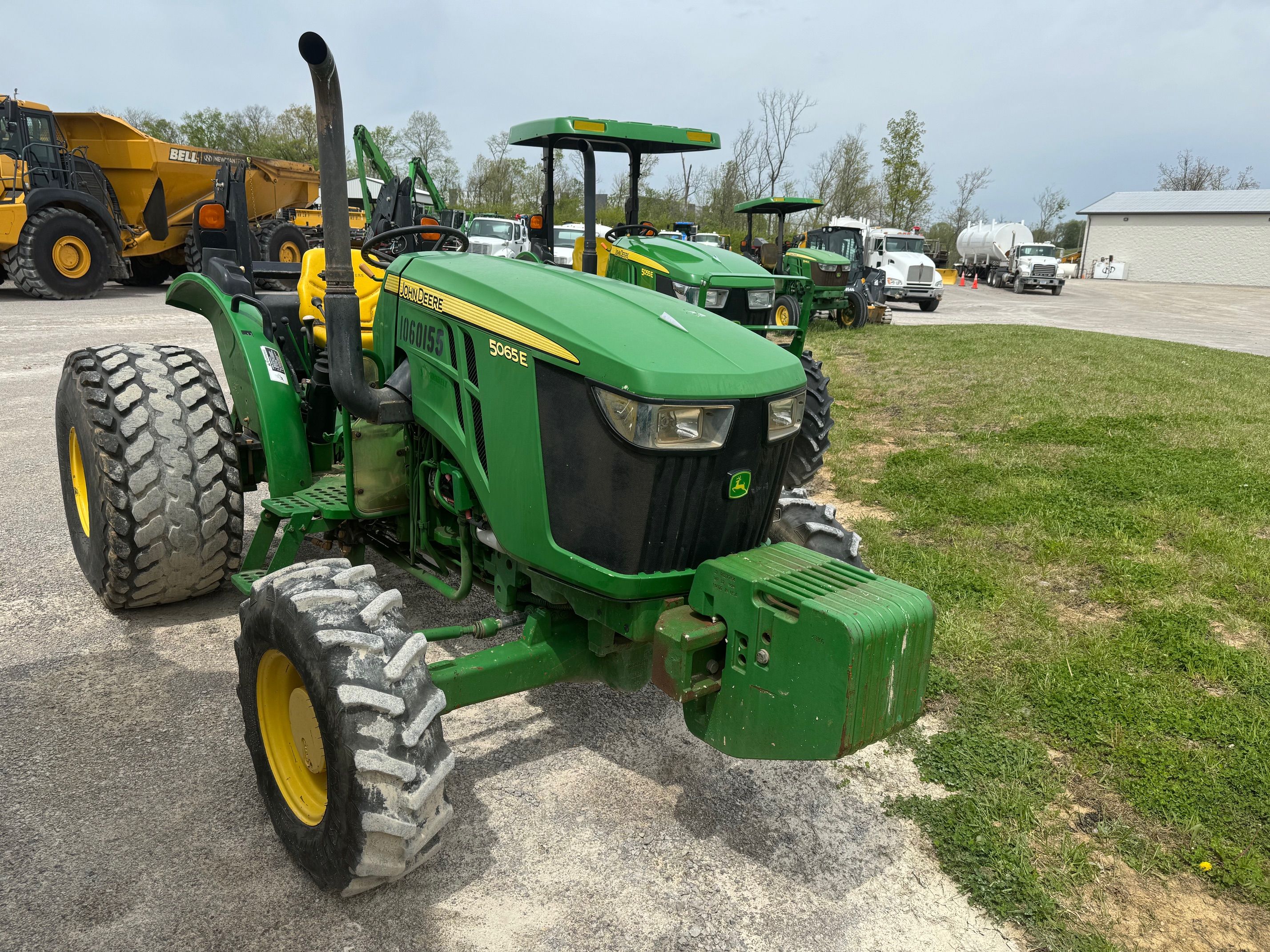2017 JOHN DEERE 5065E Photo 4 Thumbnail