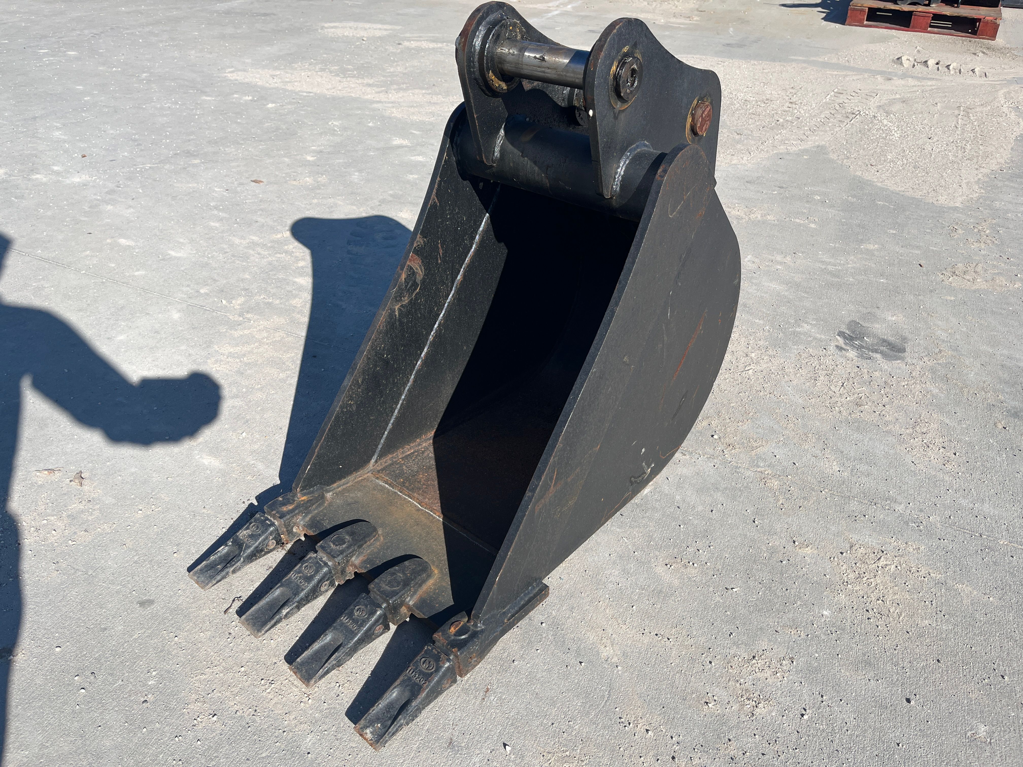 18" EXCAVATOR DIGGING BUCKET 50MM PIN Photo 1 Thumbnail