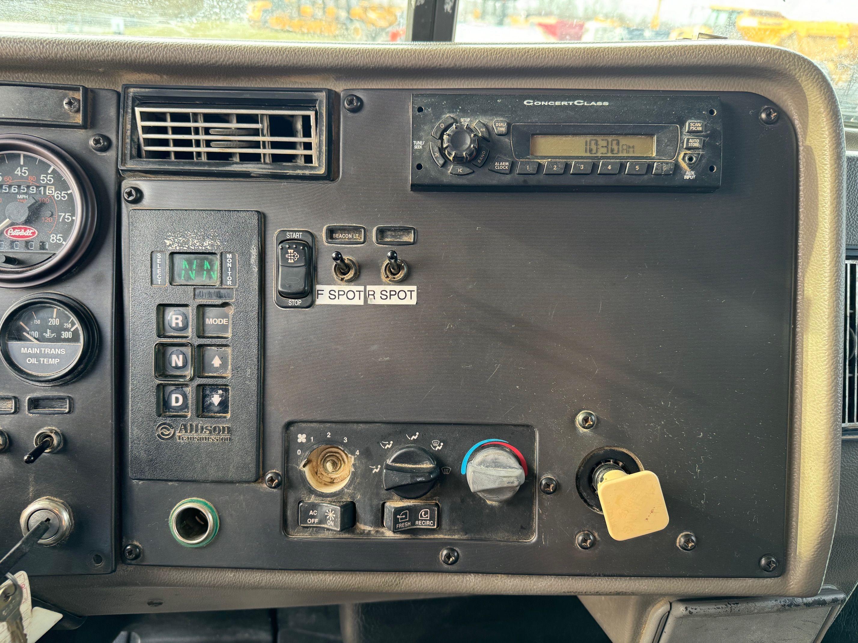 2010 PETERBILT 335 Photo 12 Thumbnail