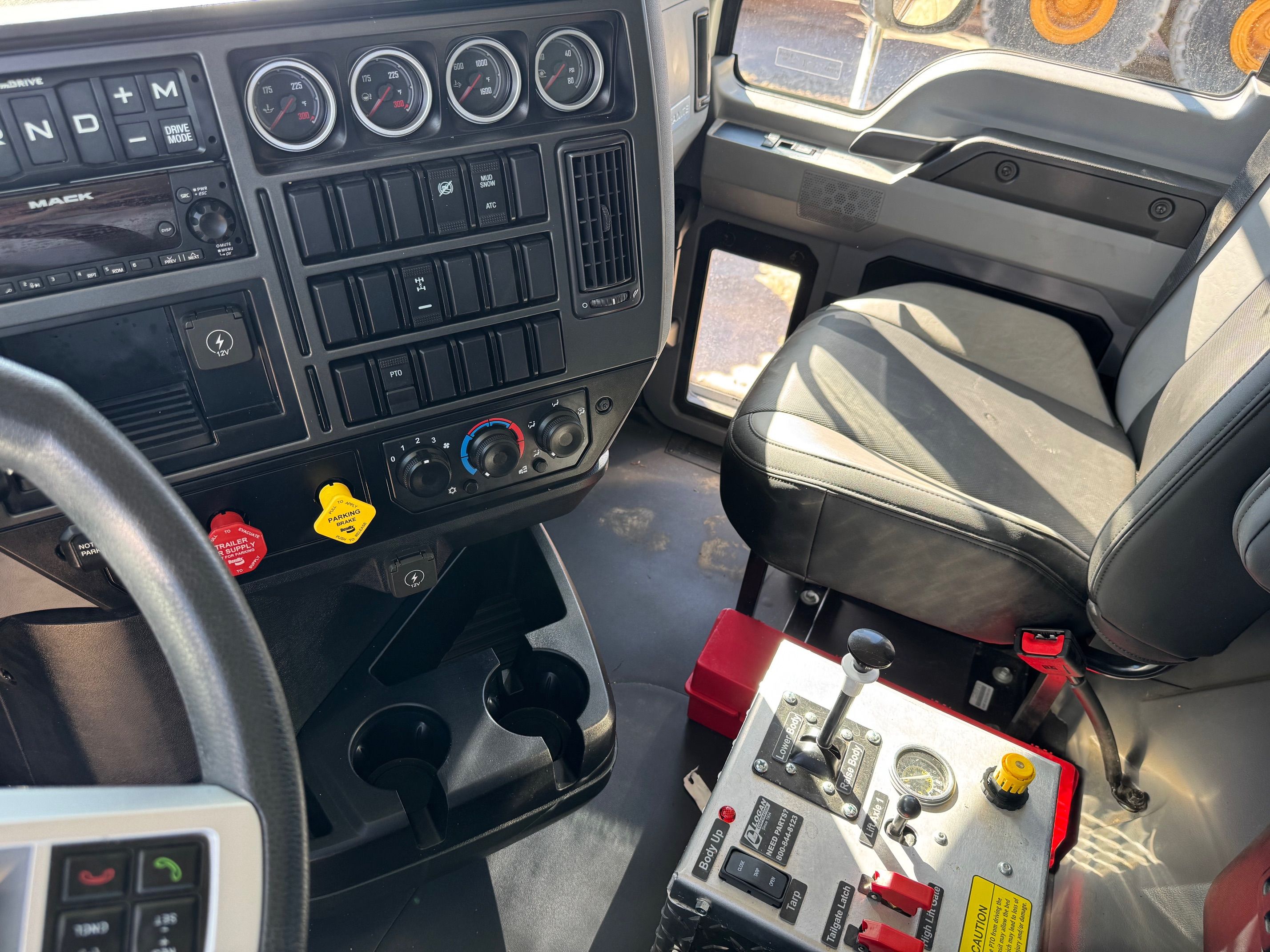 2025 MACK GR64F Photo 6 Thumbnail