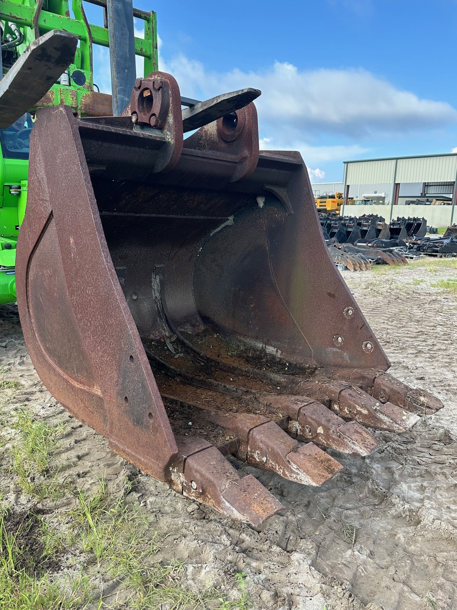 60" EXCAVATOR BUCKET FOR HYUNDAI Photo 1 Thumbnail