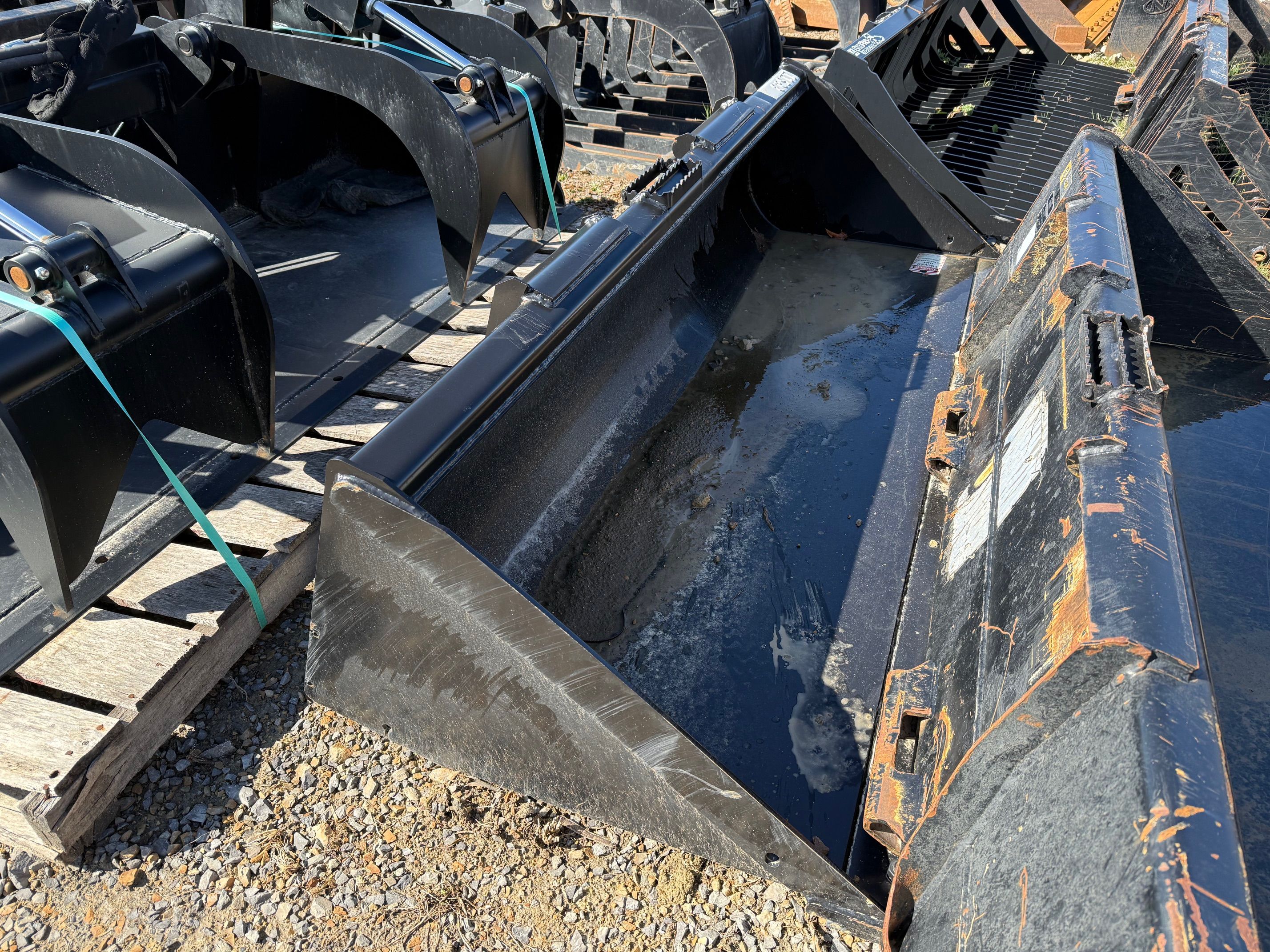 84" BUCKET FOR 333P Photo 5 Thumbnail