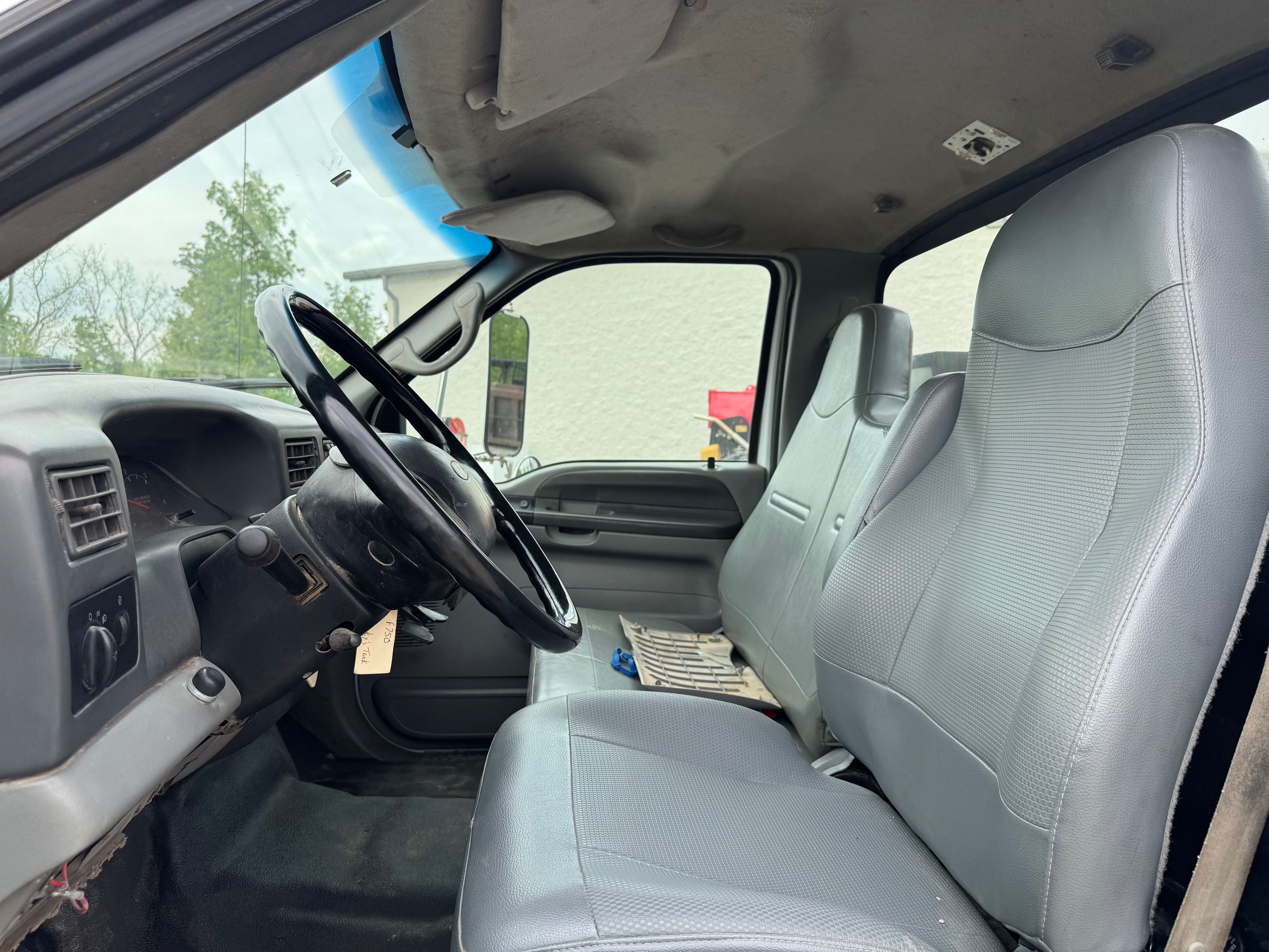 2009 FORD F750 SERVICE TRUCK Photo 10 Thumbnail