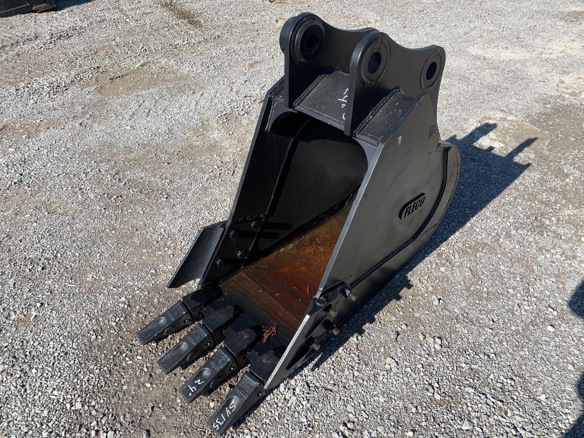 24" BUCKET W/ SIDE CUTTERS FOR SY135C Photo 4 Thumbnail