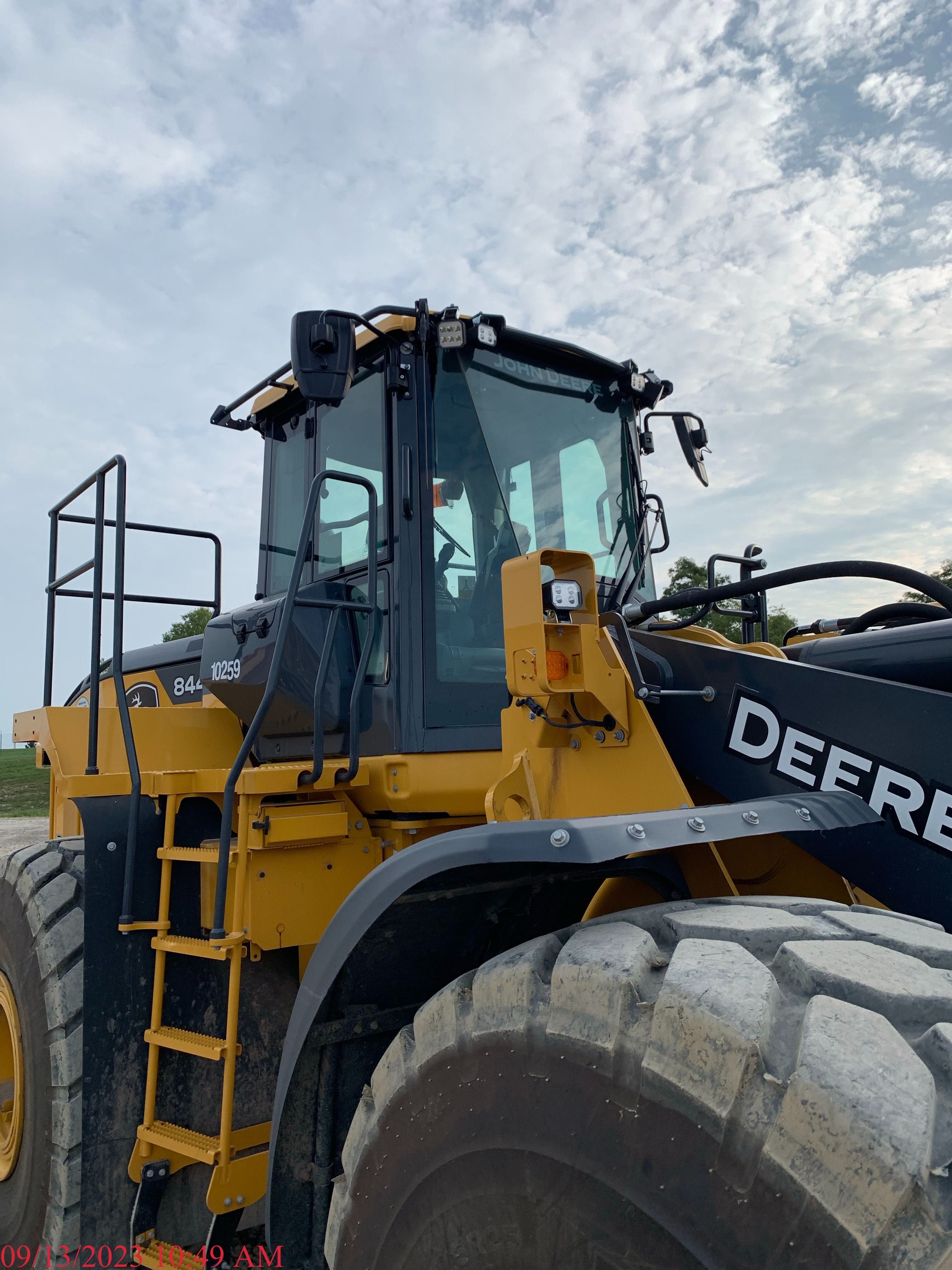 2022 JOHN DEERE 844L Photo 2 Thumbnail