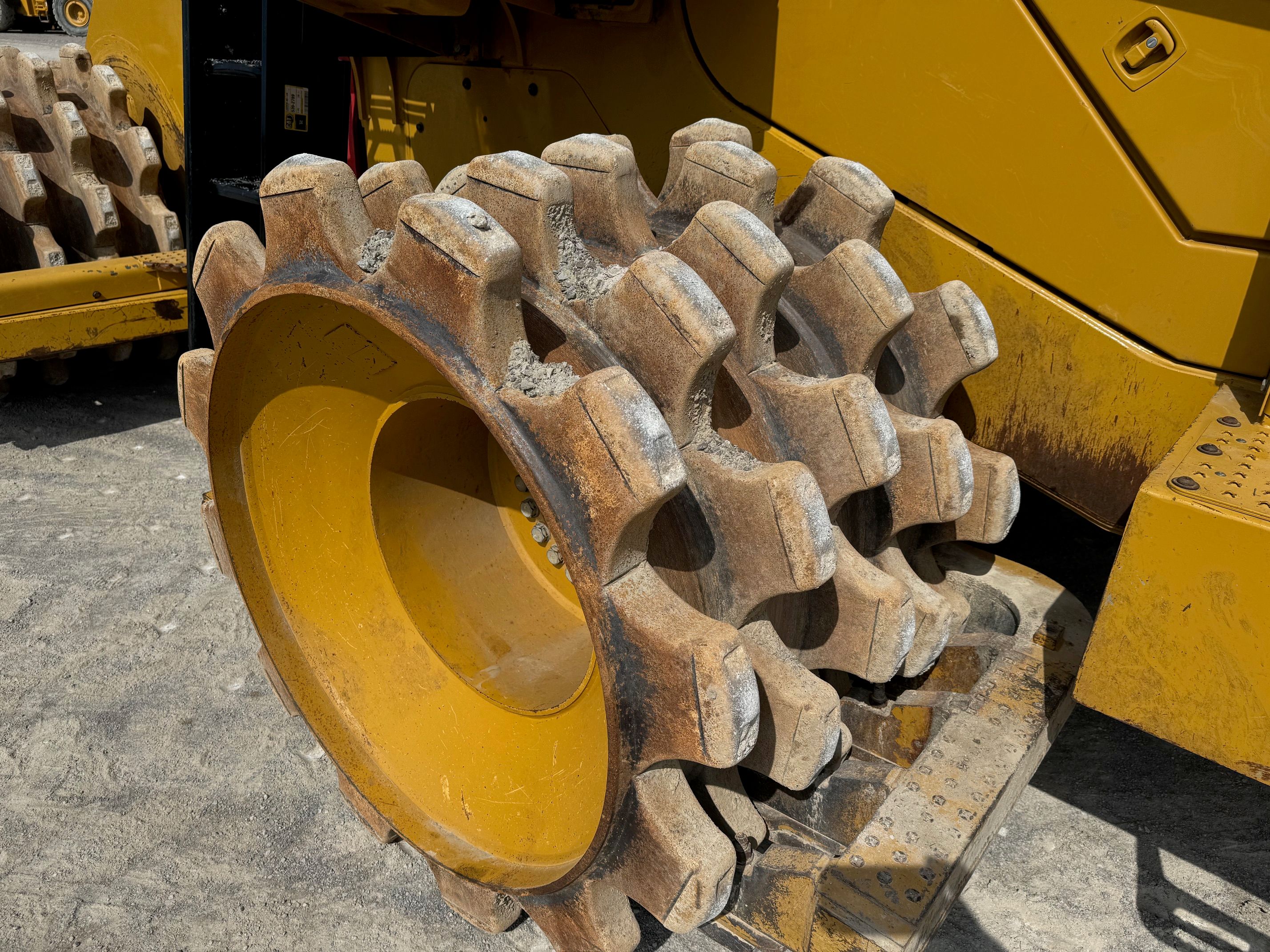 2020 CAT 815K Photo 7 Thumbnail