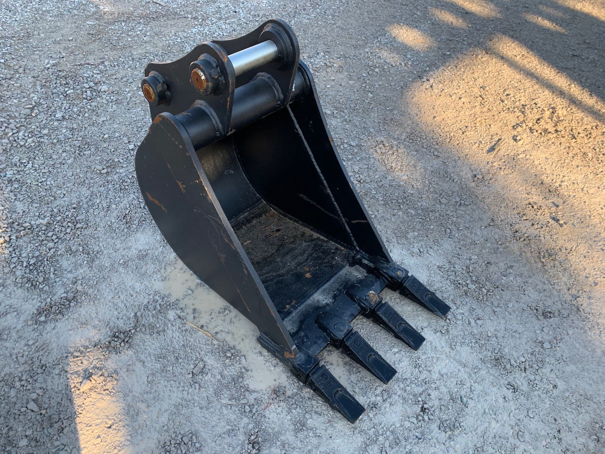 18" BUCKET FOR SY50U Photo 3 Thumbnail