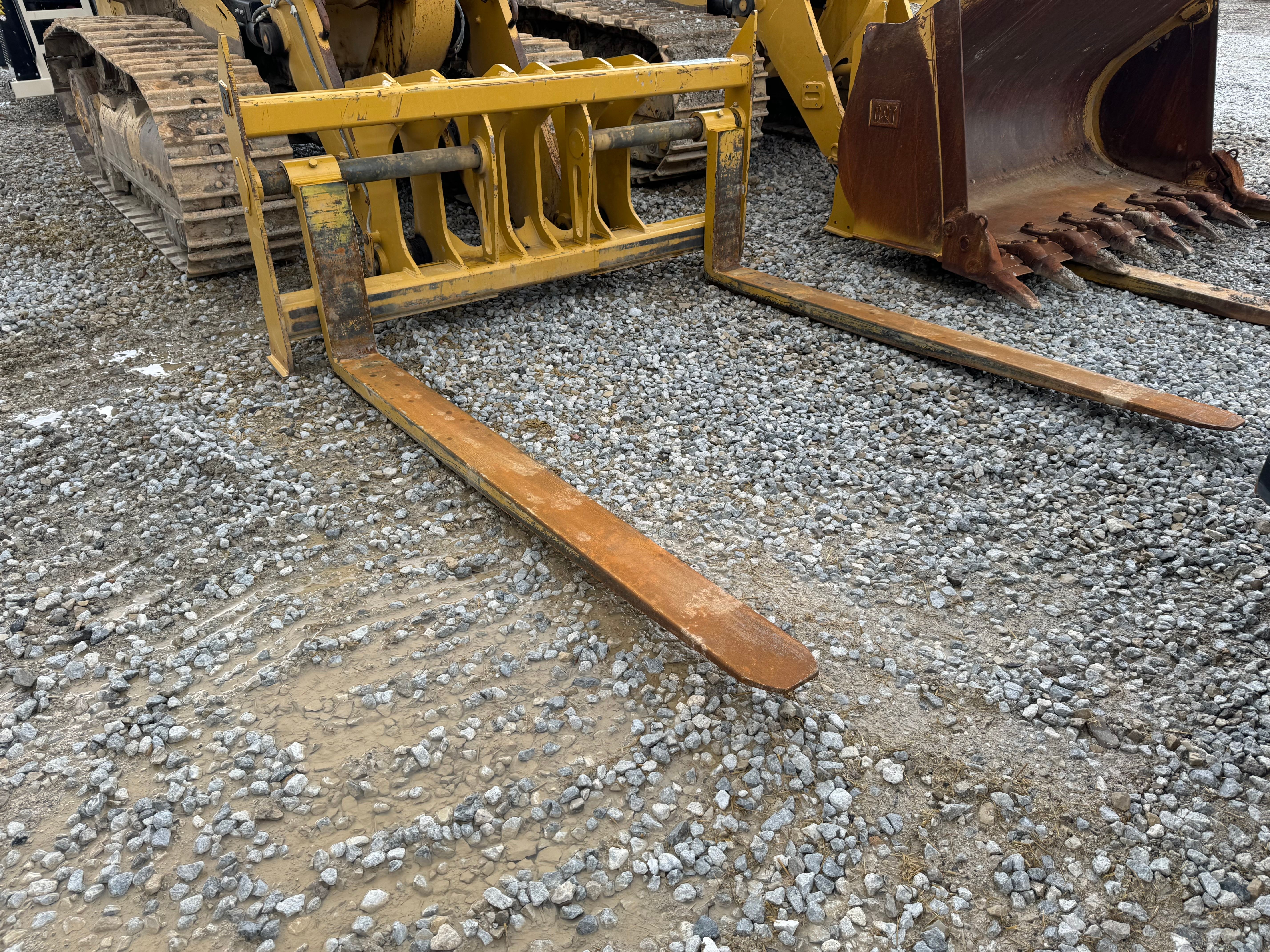 96" PIN ON FORKS FOR 963K Photo 1 Thumbnail