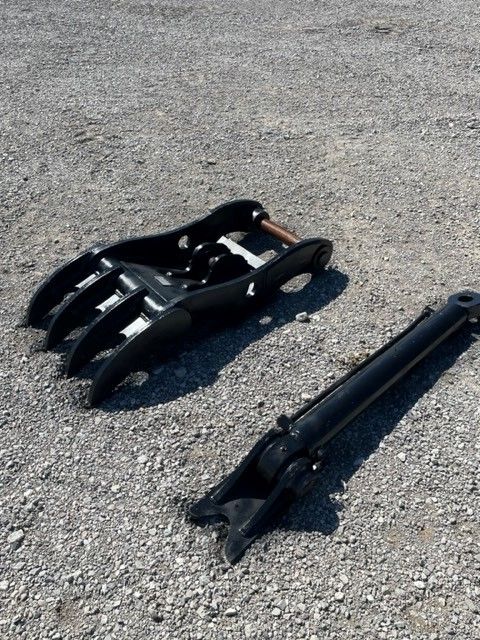 THUMB FOR SY135C (NO QUICK COUPLER) Photo 4 Thumbnail