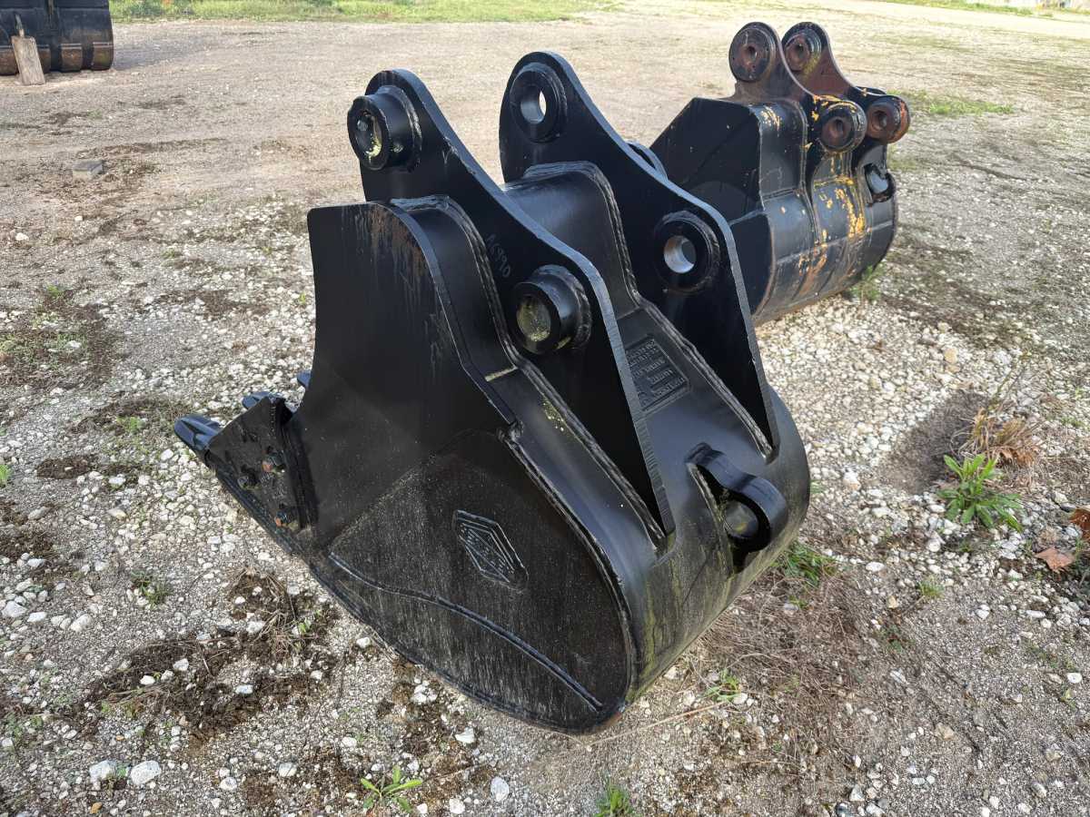 24" EXCAVATOR BUCKET Photo 1
