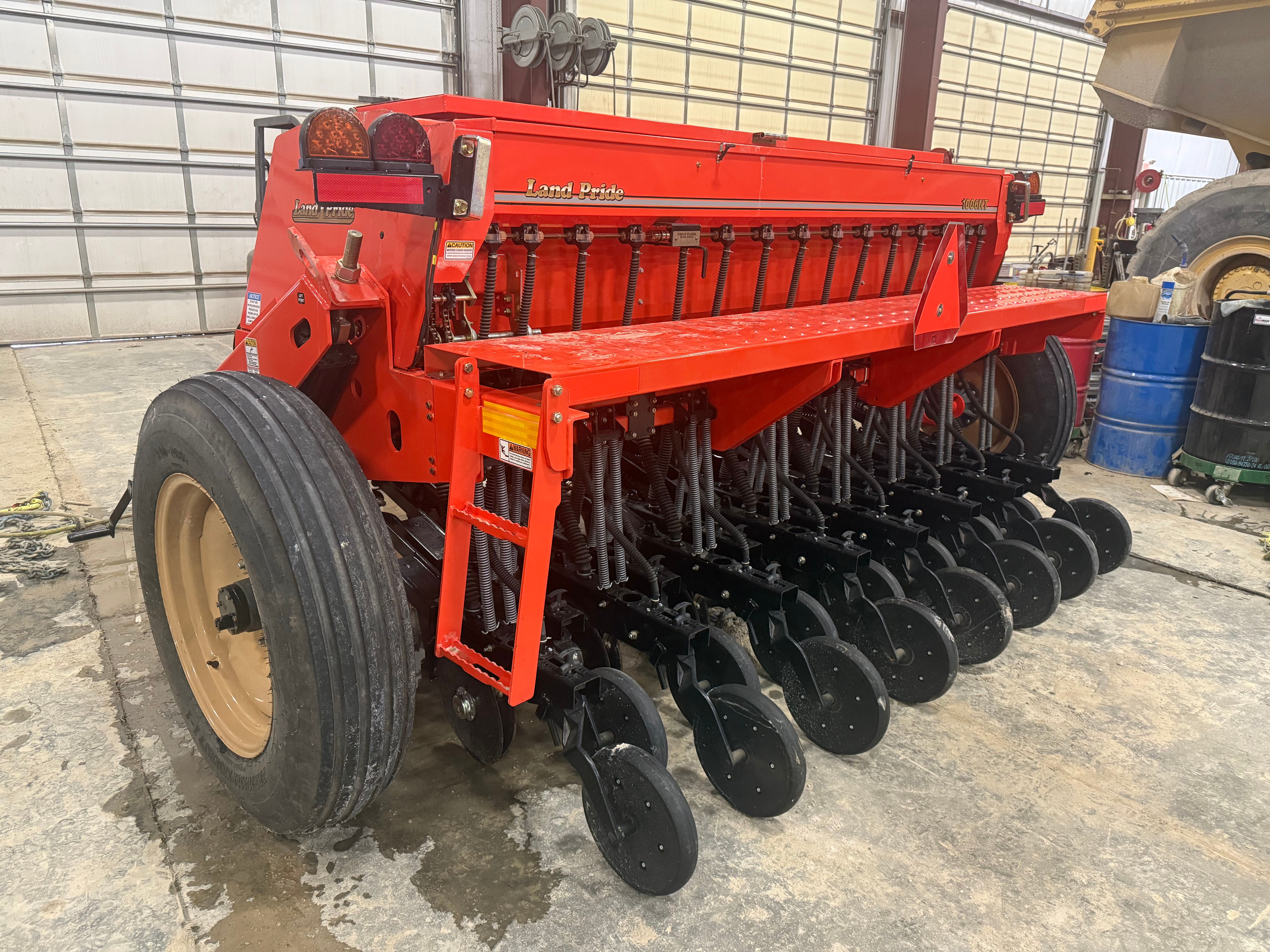 LAND PRIDE 1006NT NO TILL DRILL 10' Photo 3 Thumbnail