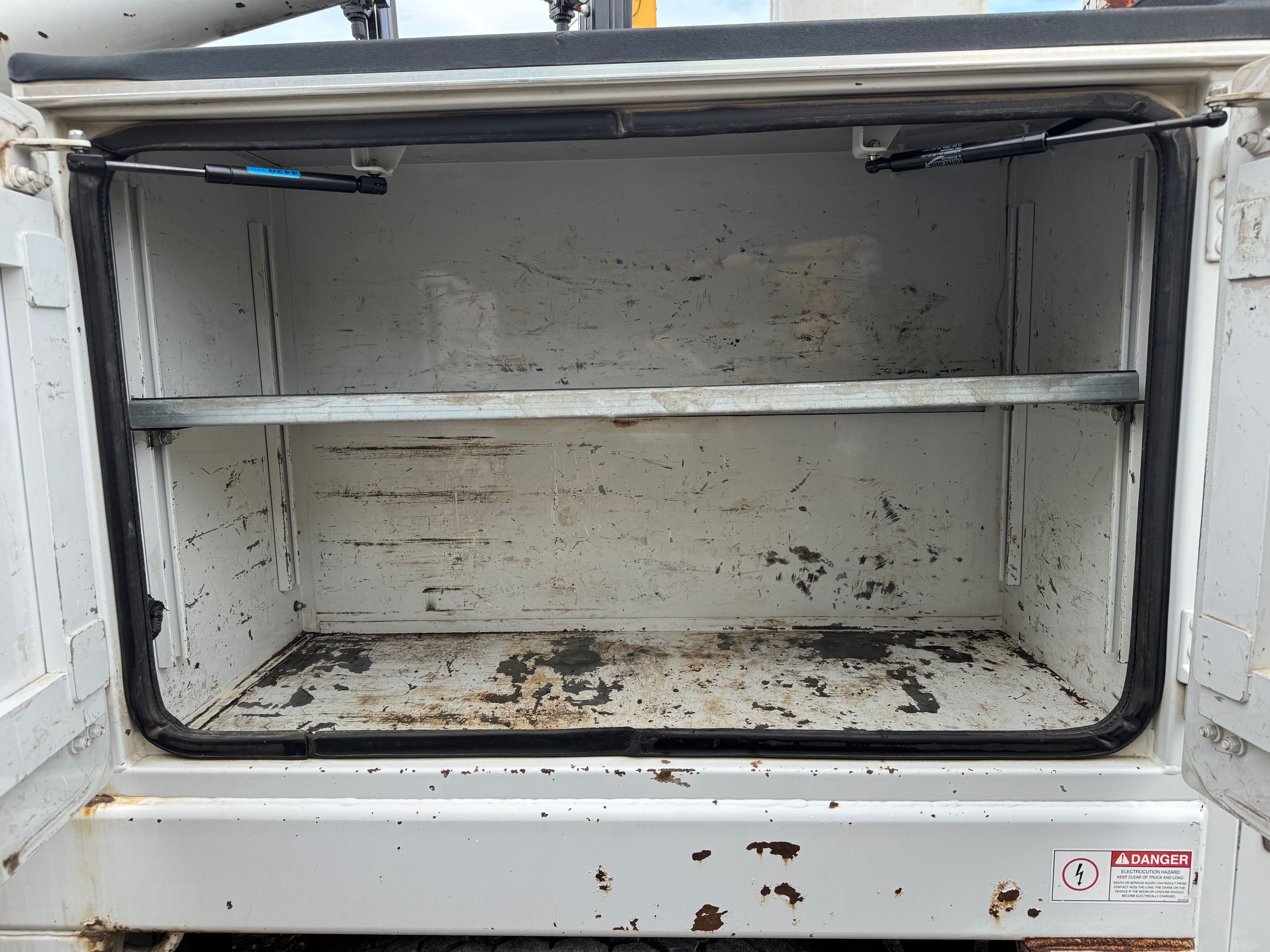 2009 FORD F750 SERVICE TRUCK Photo 14 Thumbnail