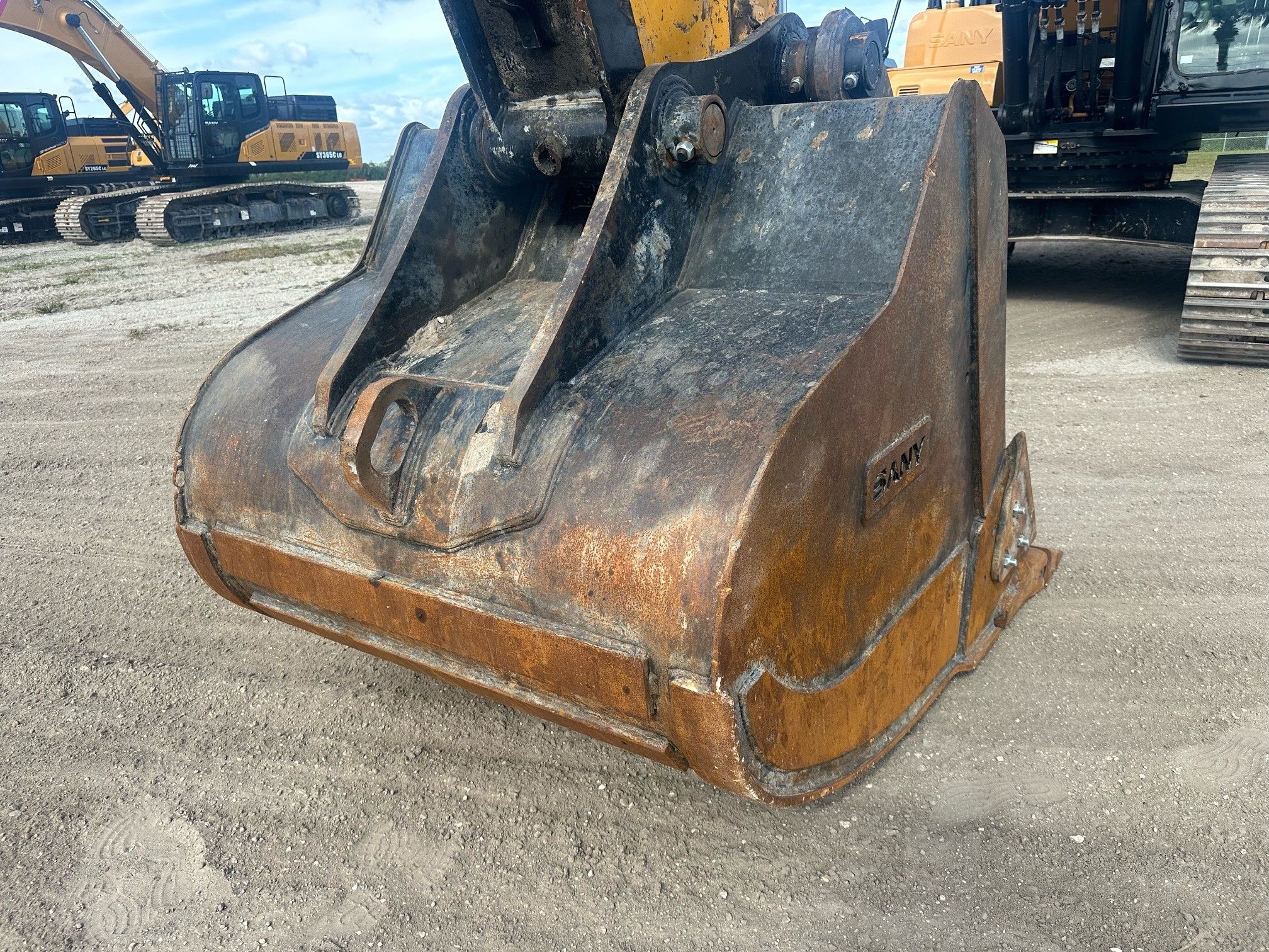 60" BUCKET FOR SY365C Photo 2 Thumbnail