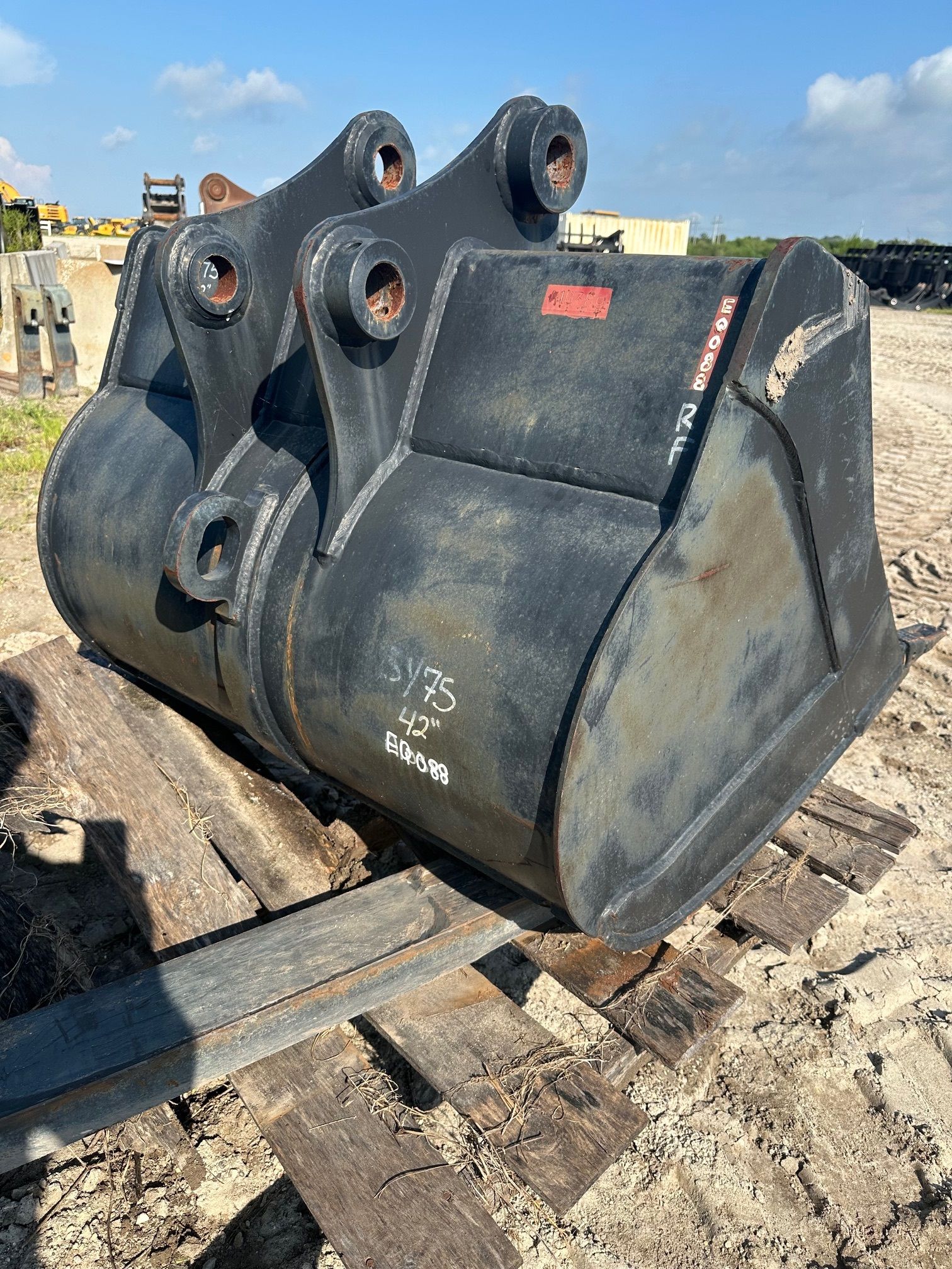 42" BUCKET FOR SY75C Photo 2 Thumbnail