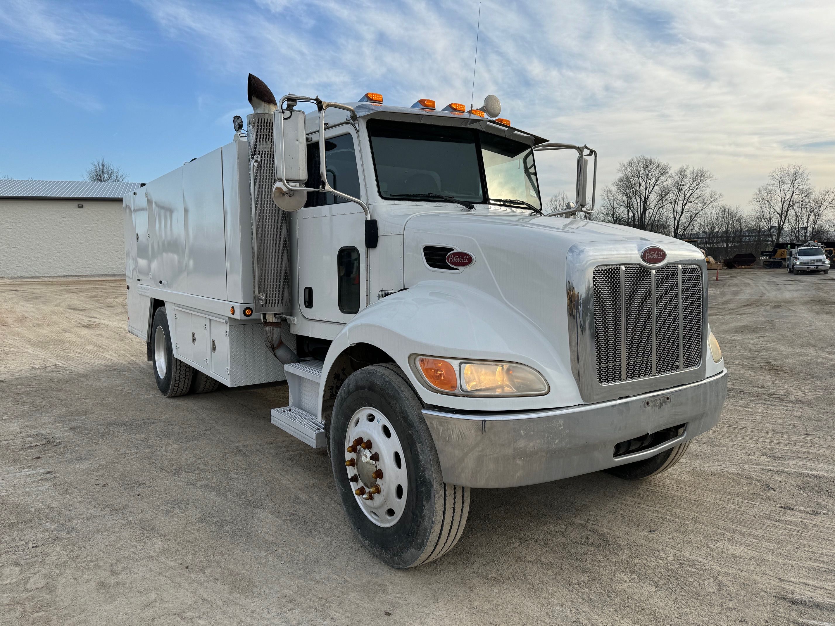 2010 PETERBILT 335 Photo 6 Thumbnail