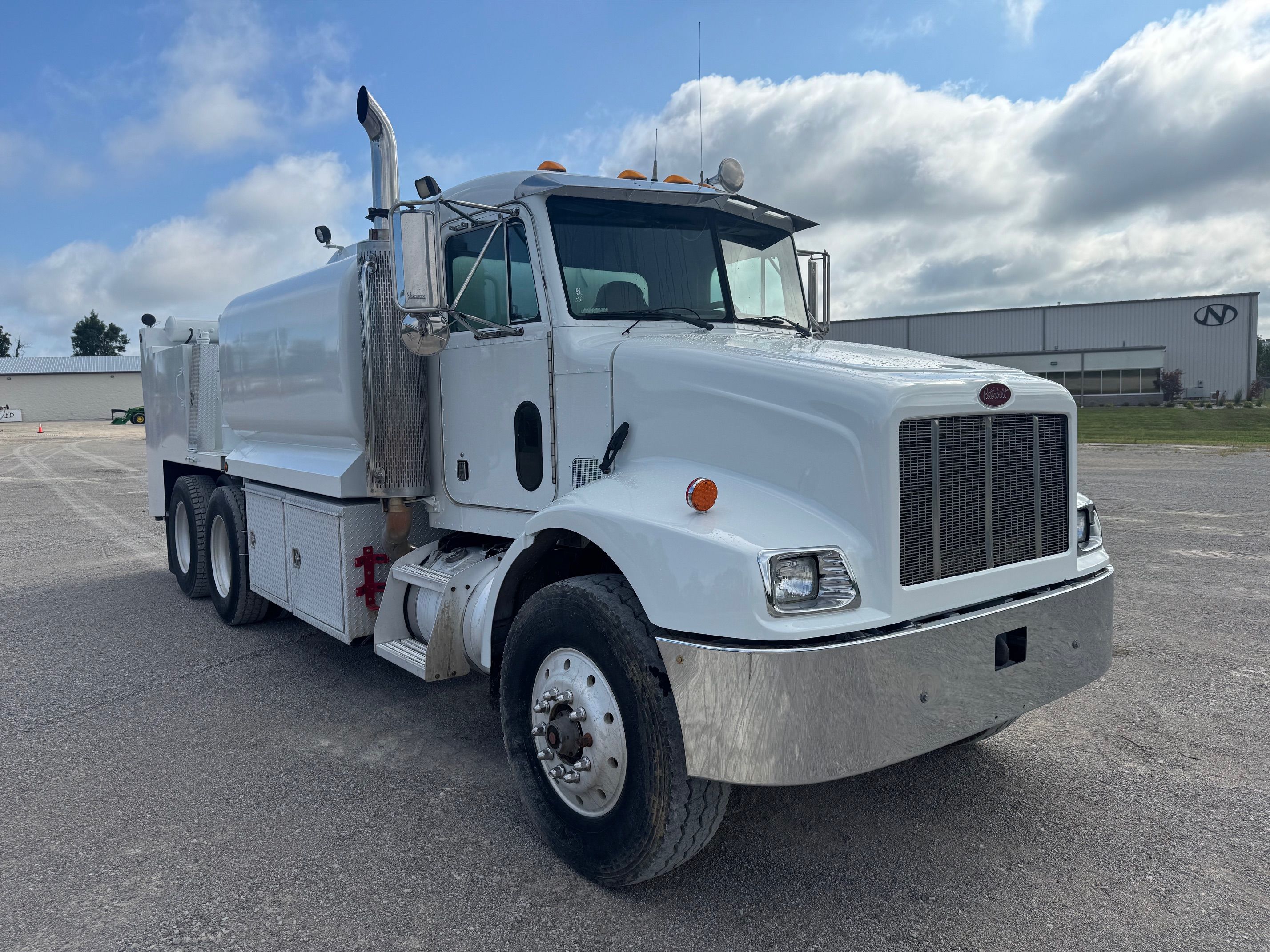 2004 PETERBILT 330 FUEL/LUBE Photo 4 Thumbnail