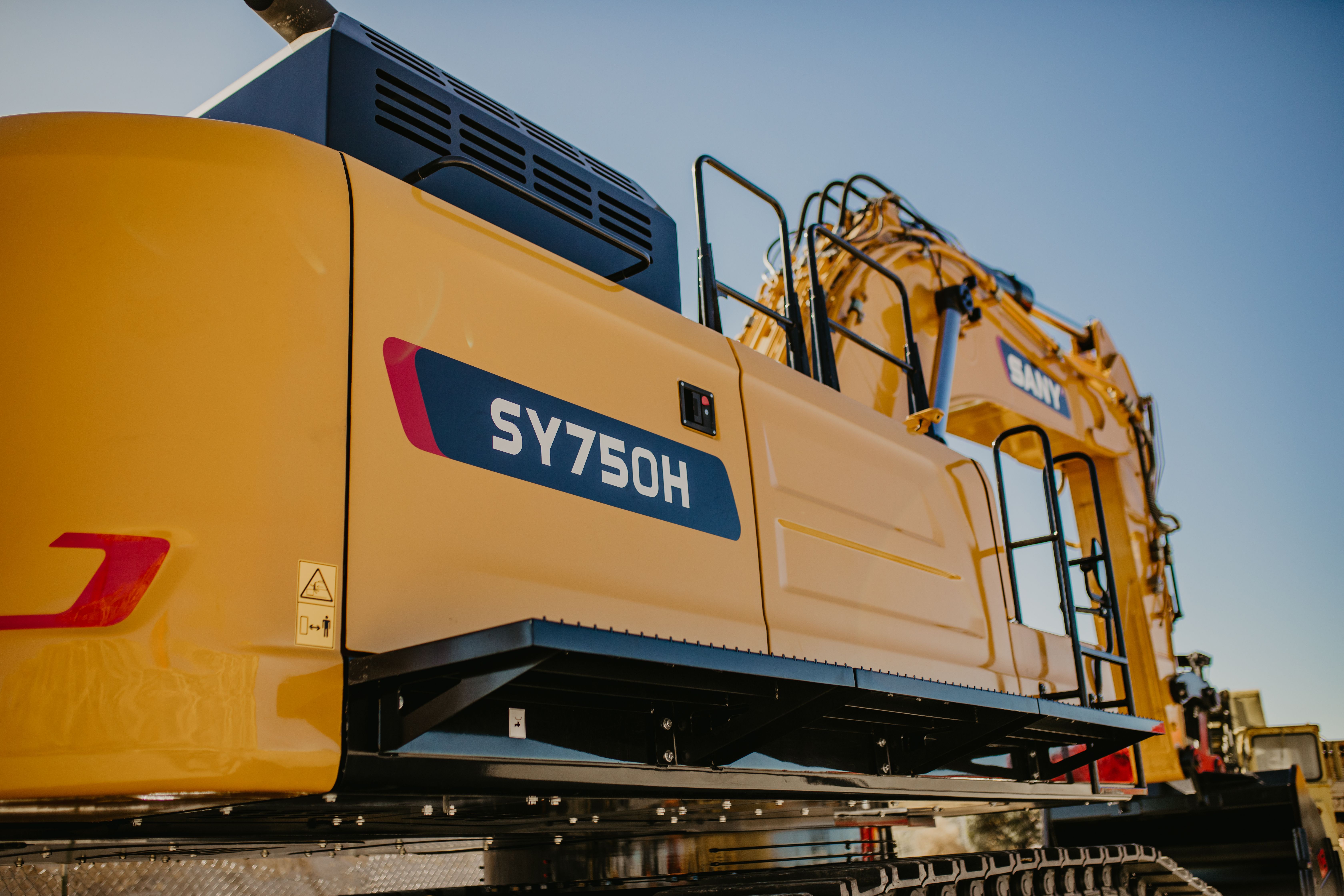 Heavyweights Of Excavation: Comparing The SANY SY750H And Cat 374 ...