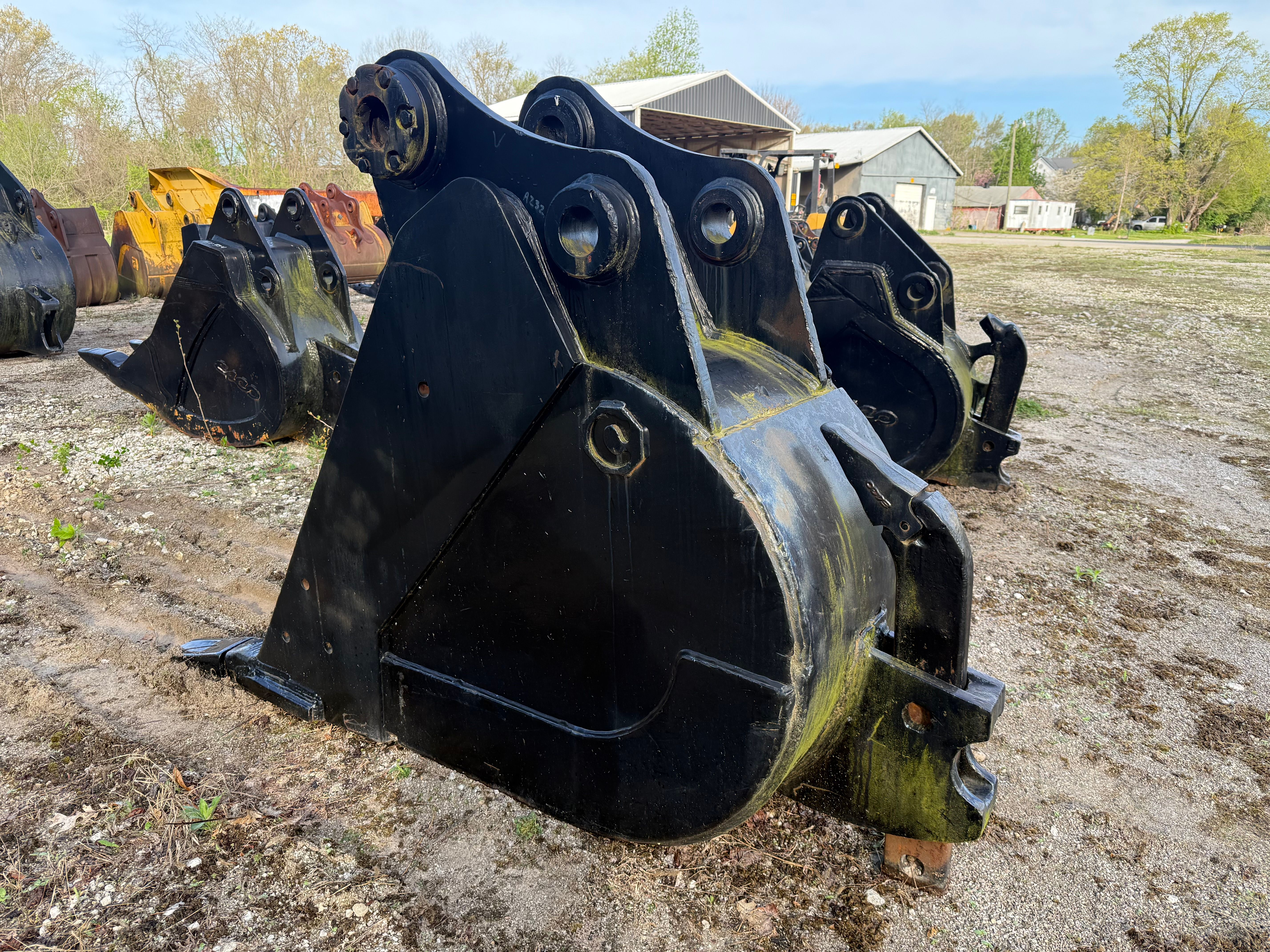 32" EXCAVATOR BUCKET W/RIPPER Photo 2 Thumbnail