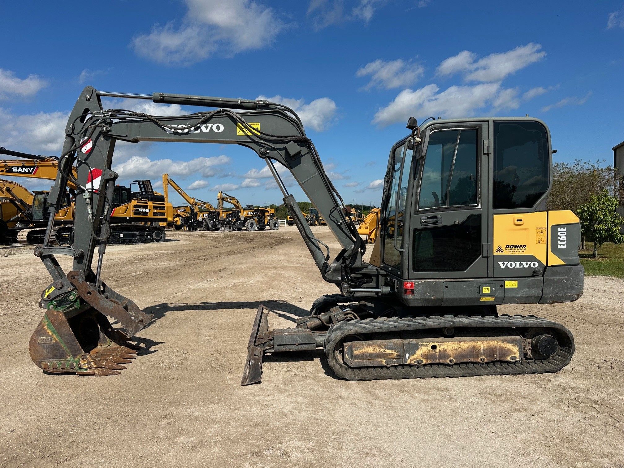 2017 VOLVO EC60E Photo 2 Thumbnail