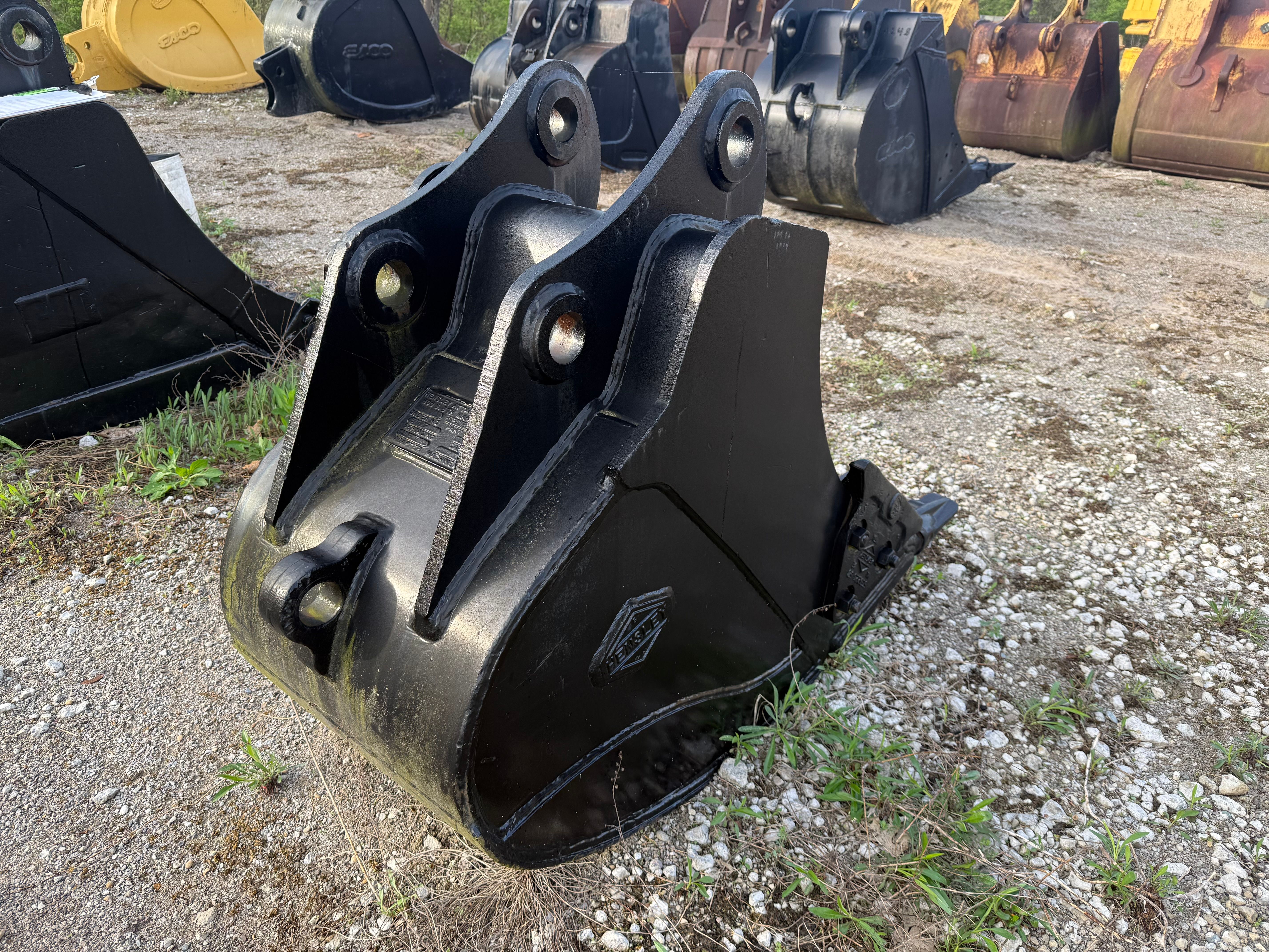 24" EXCAVATOR BUCKET Photo 3 Thumbnail