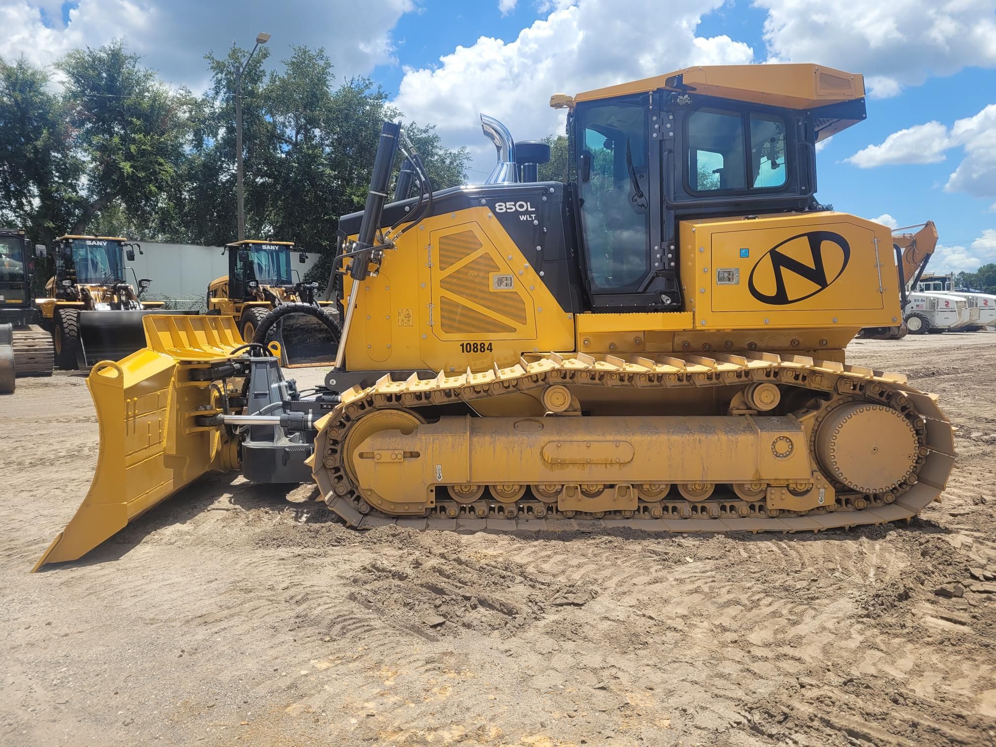 2023 JOHN DEERE 850L WLT Photo 2 Thumbnail