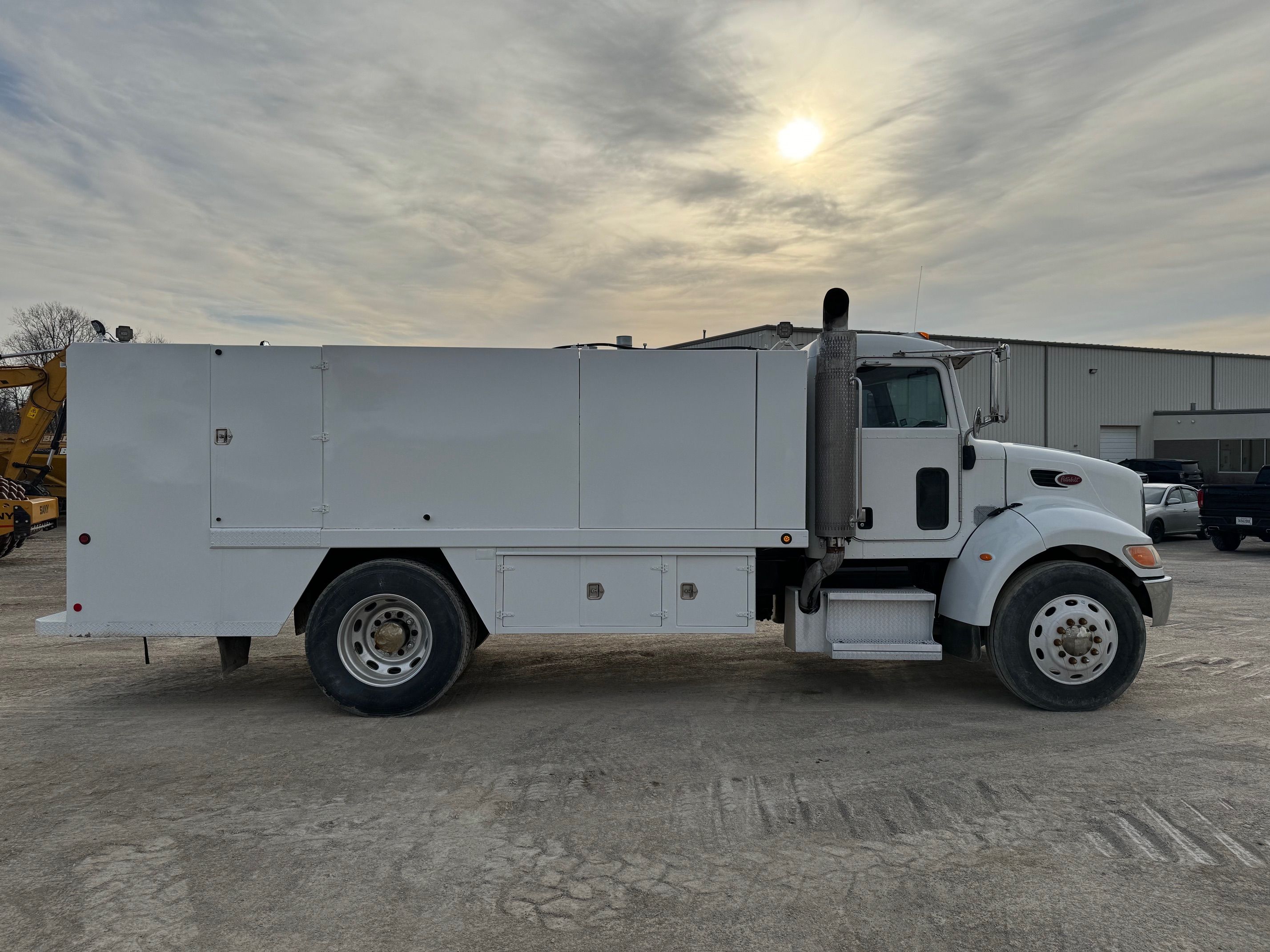 2010 PETERBILT 335 Photo 5 Thumbnail