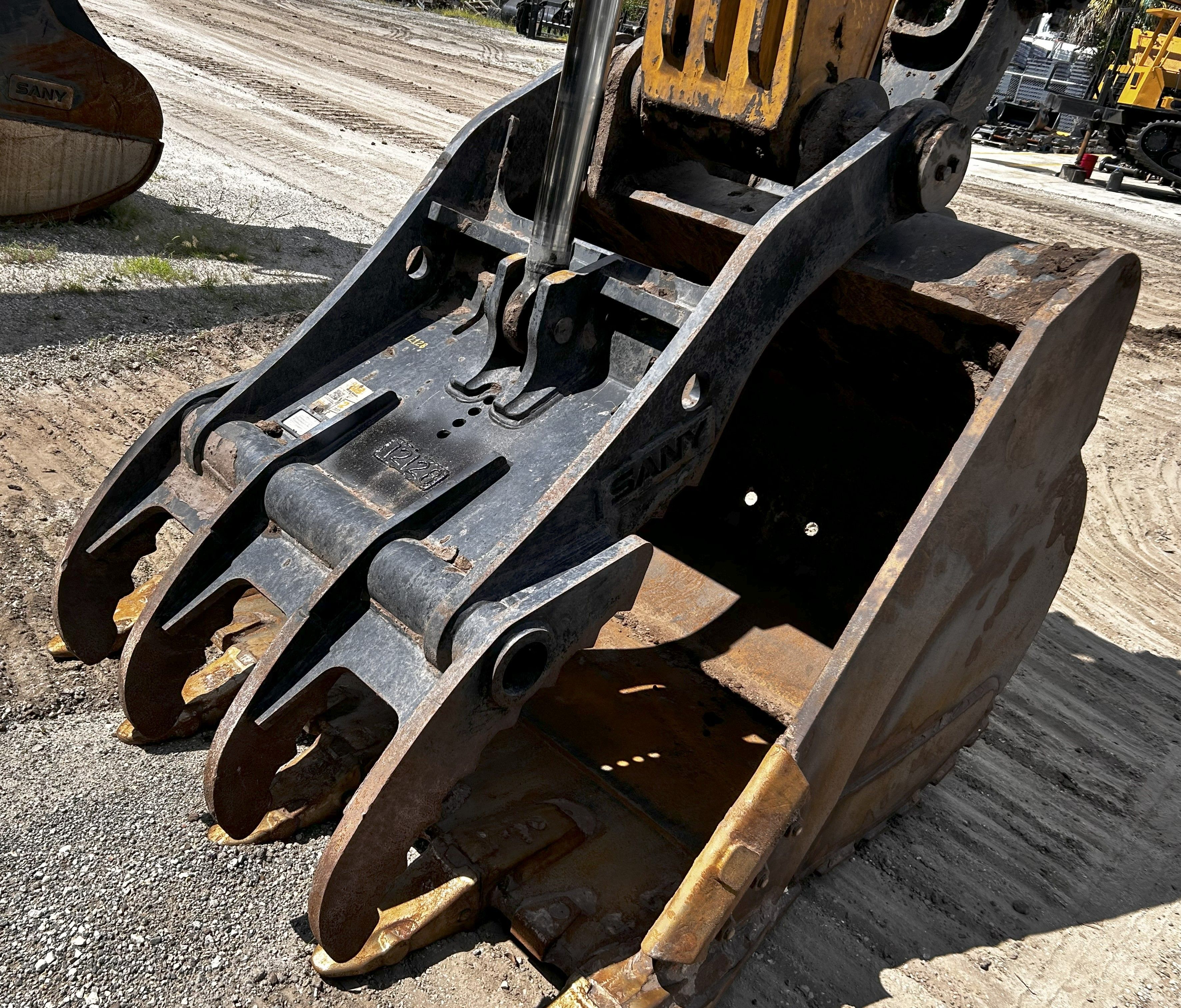 WB SHORT THUMB FOR NEW MODEL SY335C Photo 1 Thumbnail