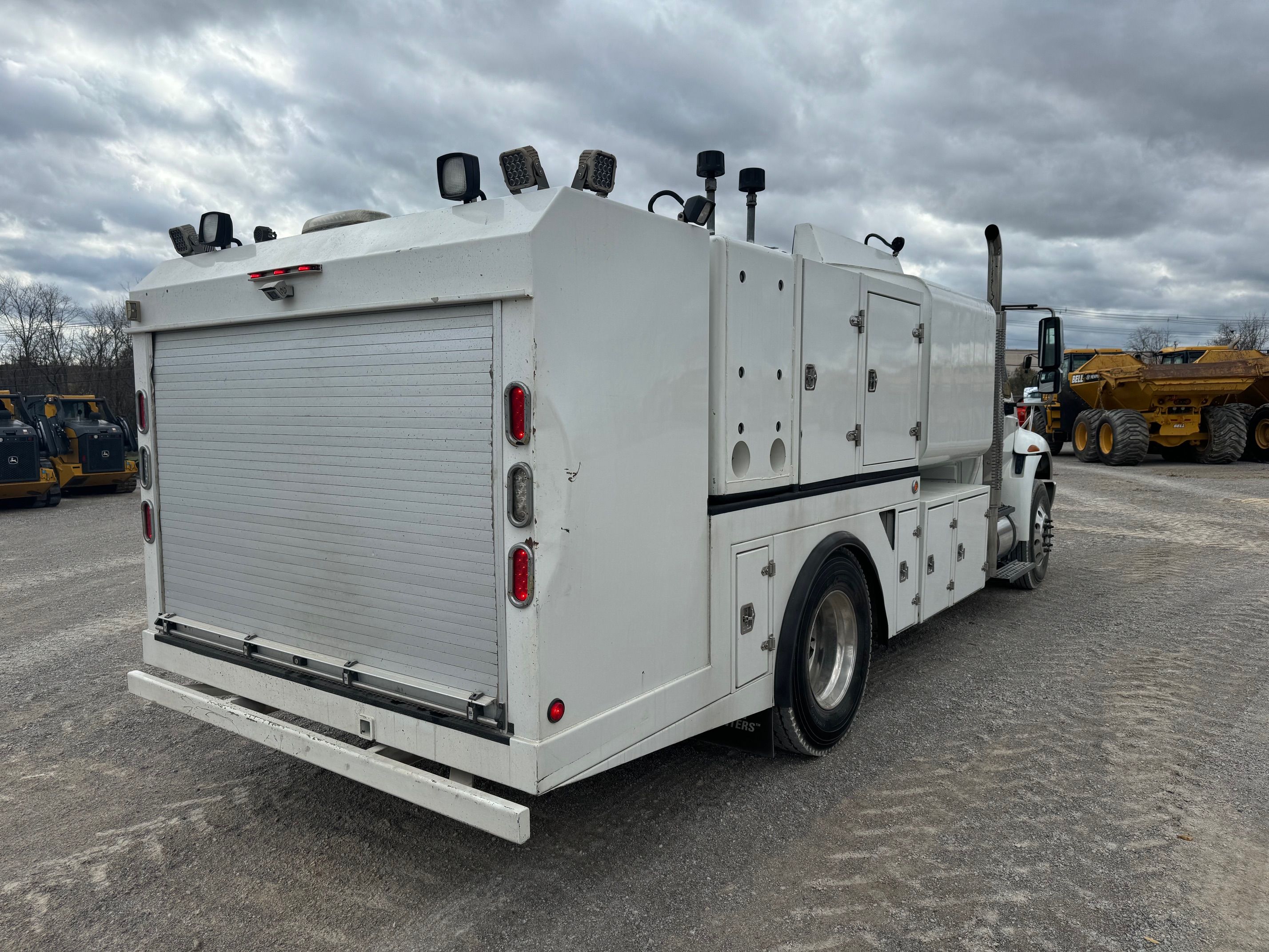 2015 INTERNATIONAL 4400 FUEL AND LUBE Photo 4 Thumbnail