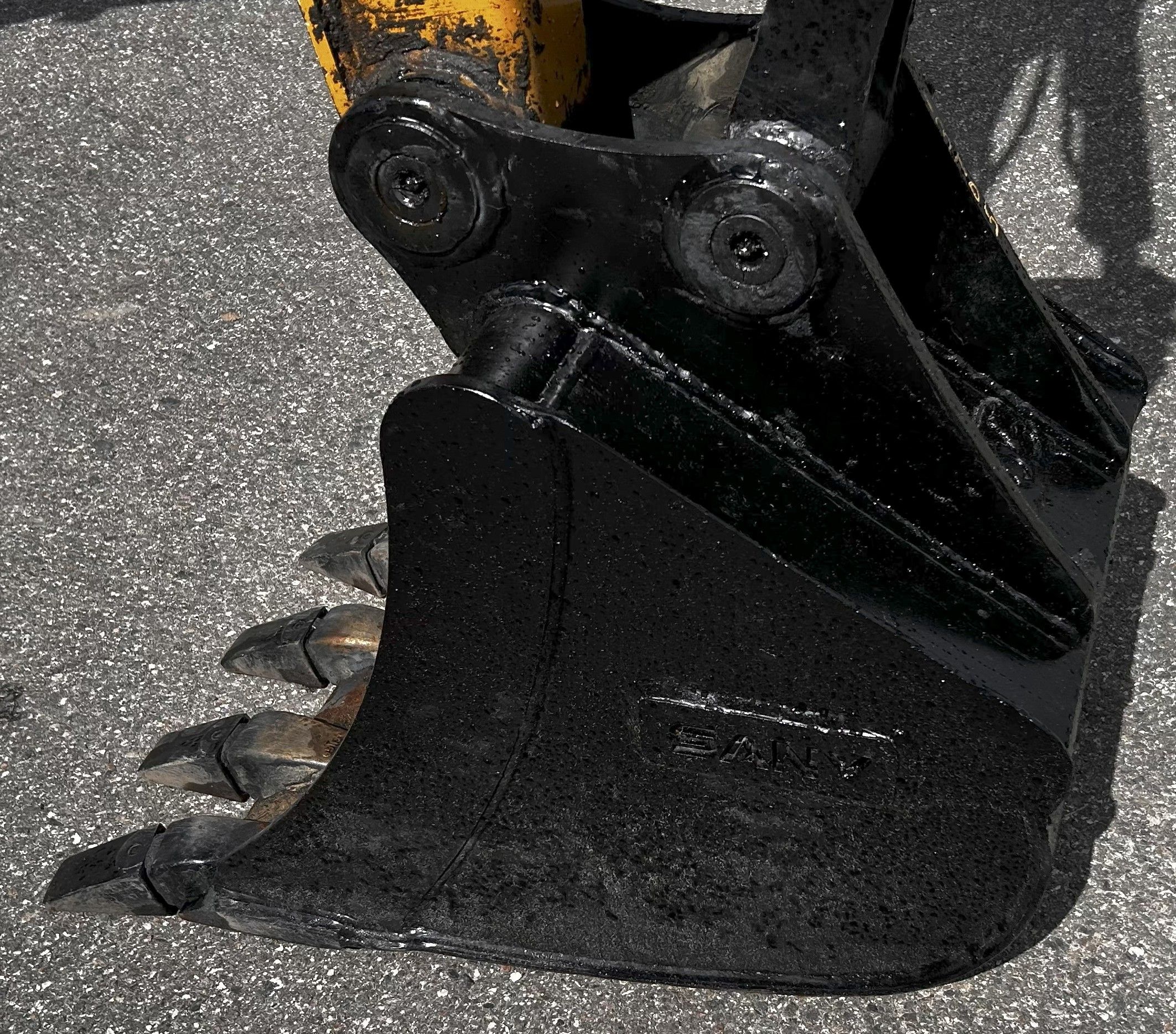 18" BUCKET FOR SY35U-QUICK HITCH Photo 2 Thumbnail