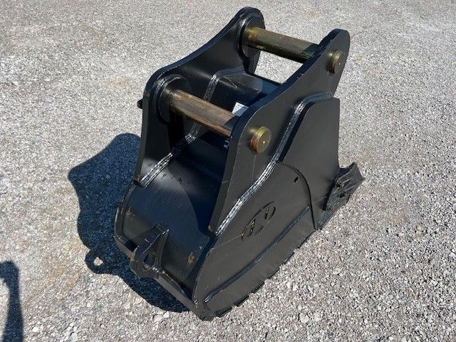 24" DIGGING BUCKET WITH 90MM PINS Photo 3 Thumbnail