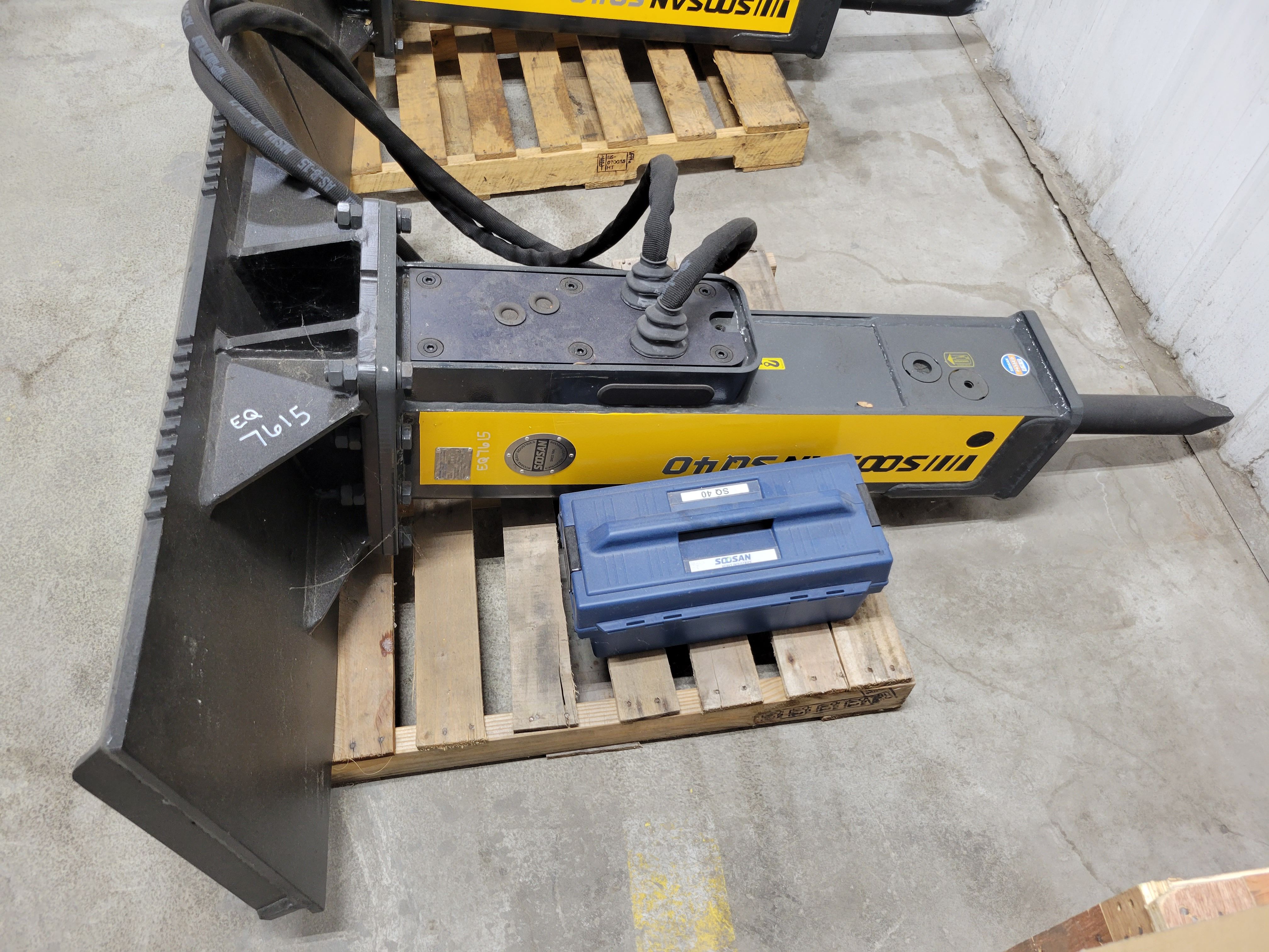 SOOSAN SQ40 HAMMER SKID STEER MOUNTED Photo 2 Thumbnail