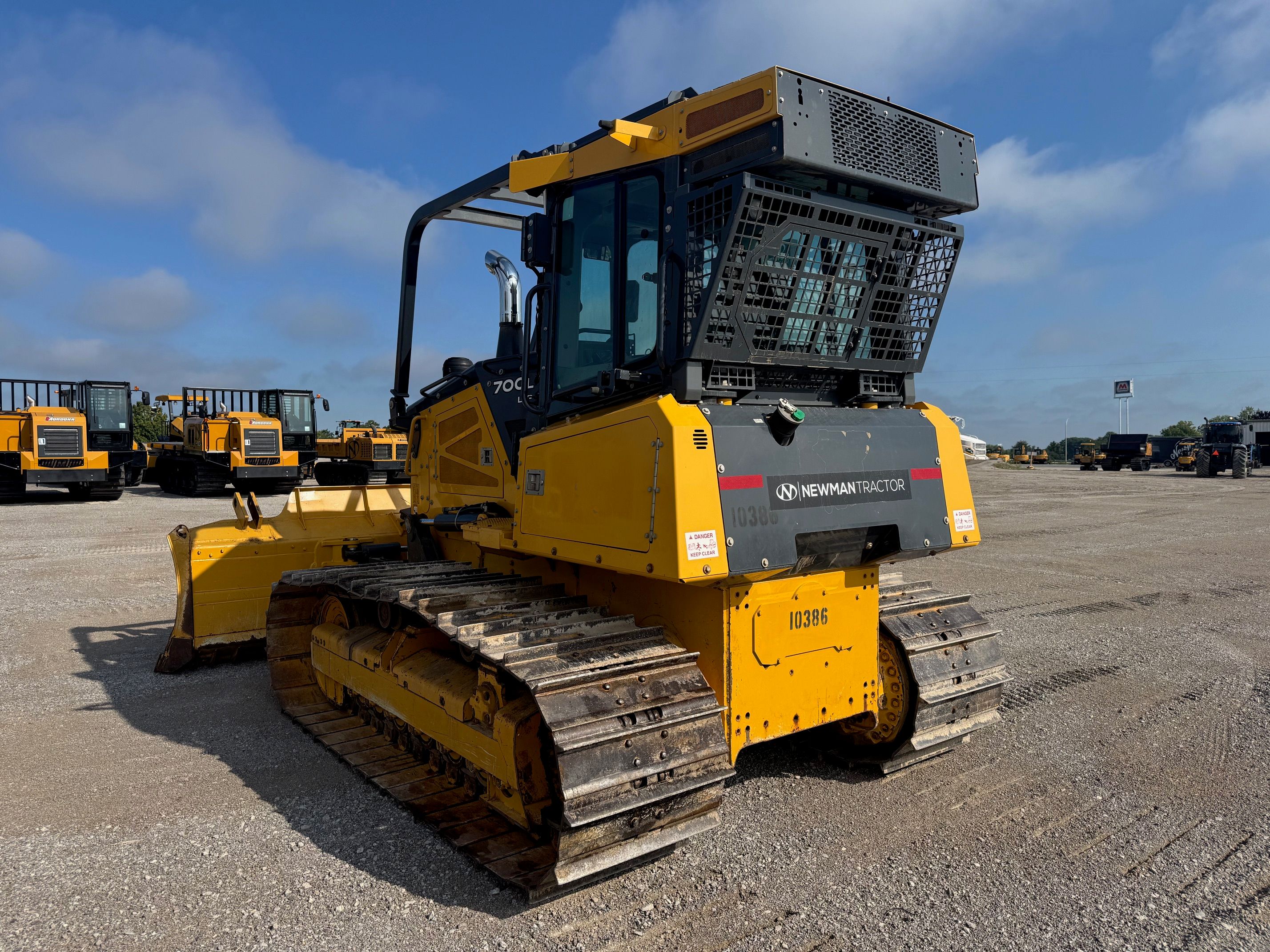 2022 JOHN DEERE 700L LGP Photo 2 Thumbnail