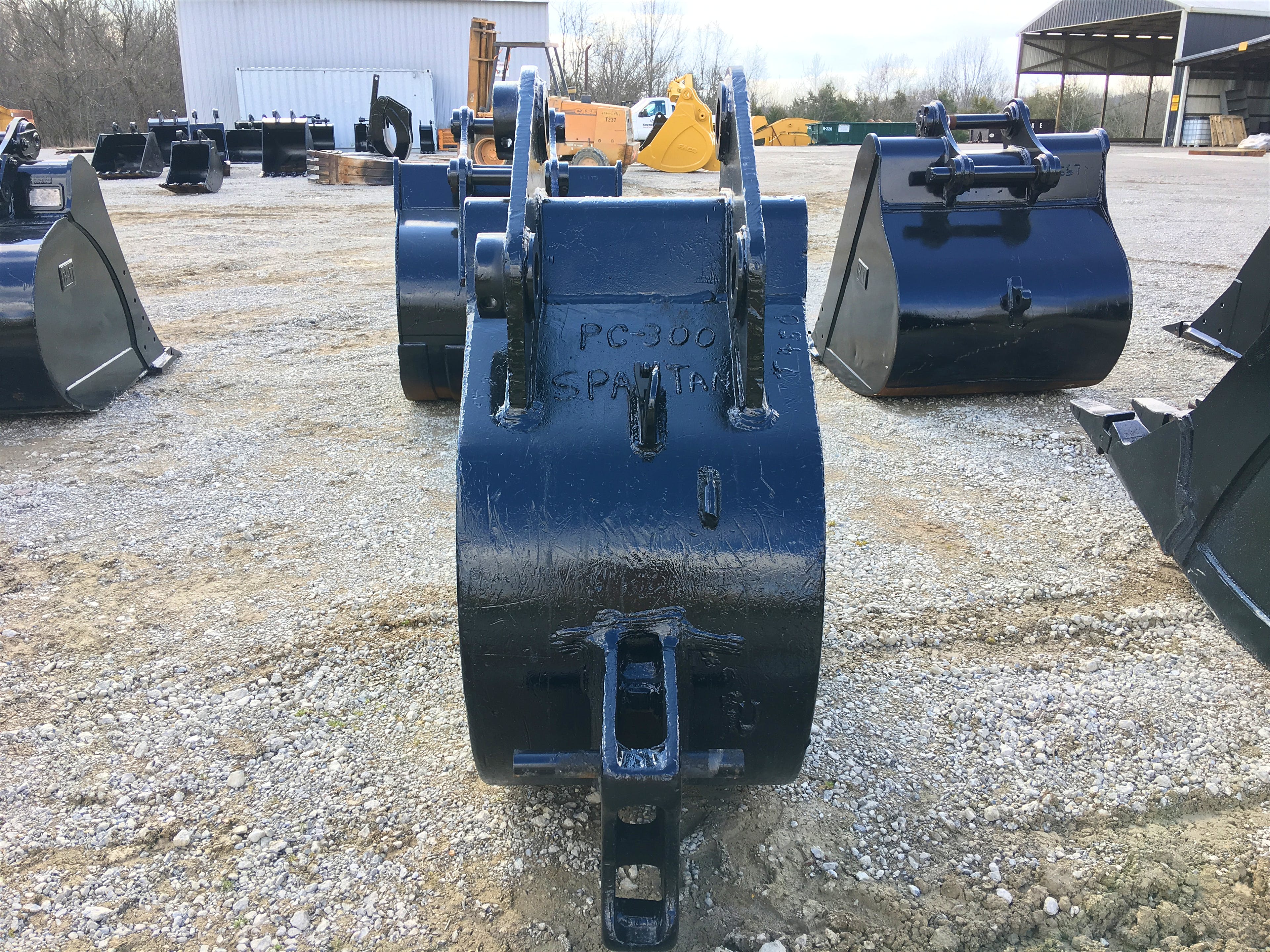 32" EXCAVATOR BUCKET W/RIPPER Photo 2 Thumbnail