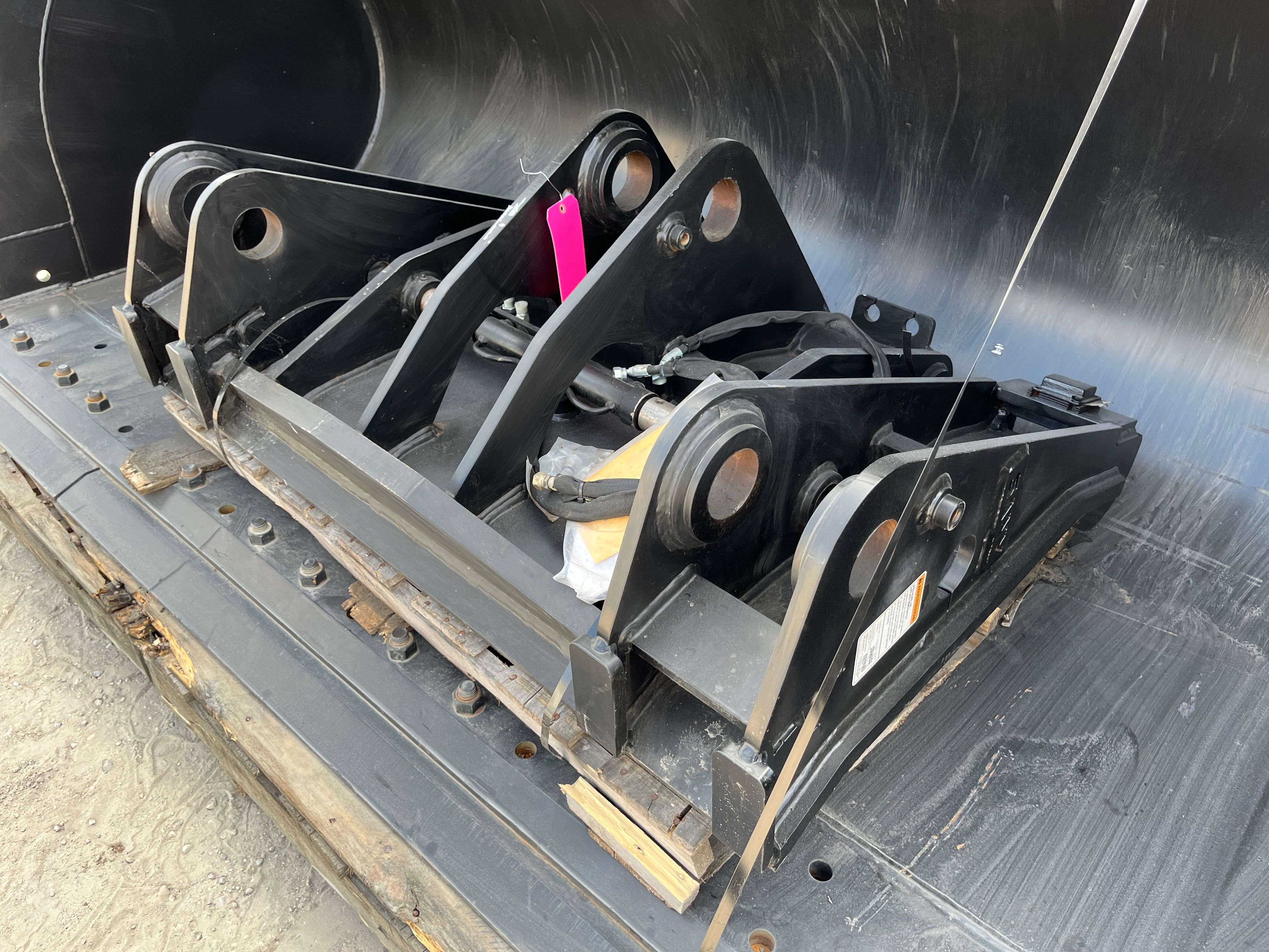 HYDRAULIC QUICK COUPLER FOR SW405K Photo 2 Thumbnail