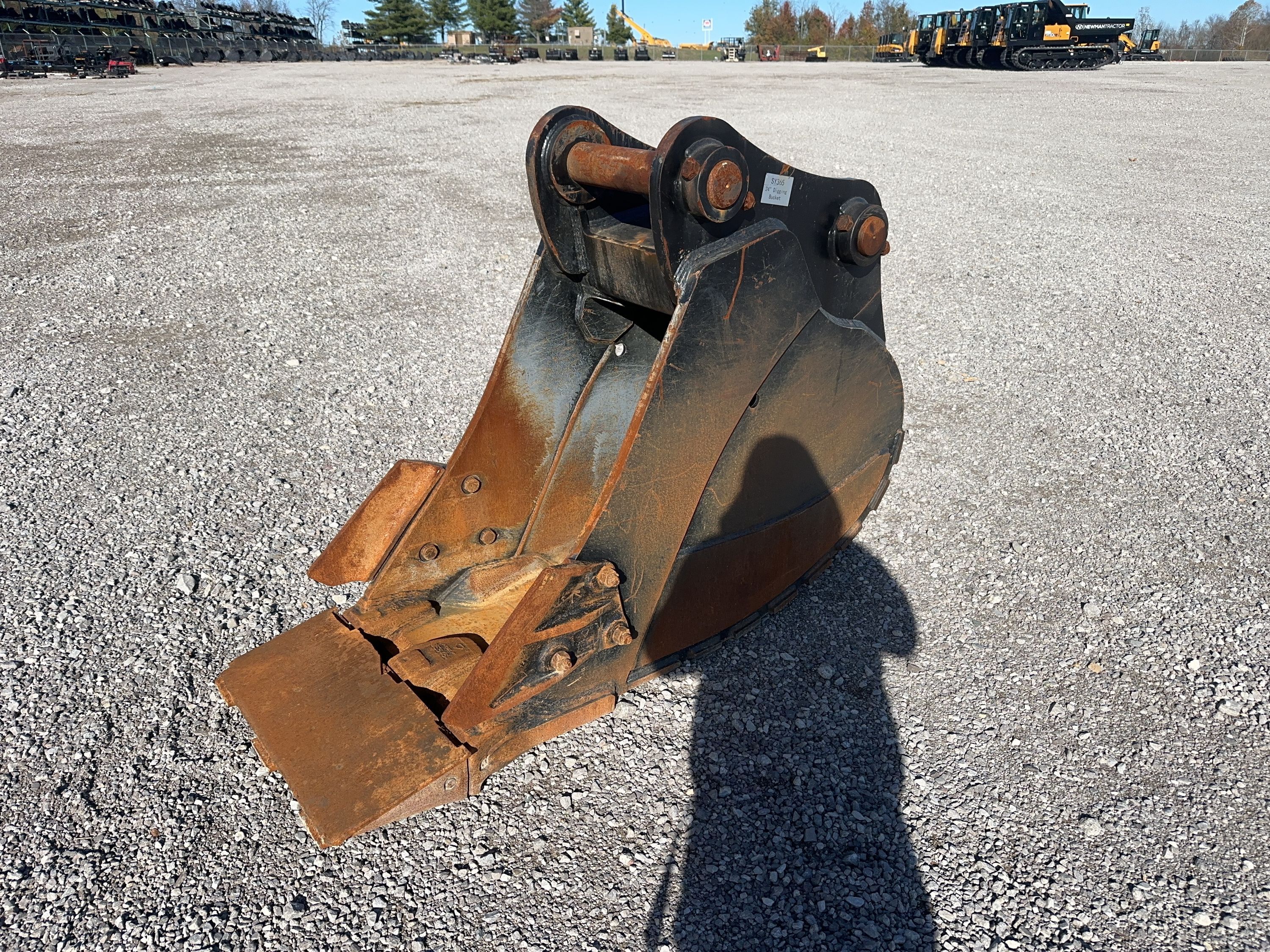 24" DIGGING BUCKET WITH 90MM PINS w/ Plate Photo 1 Thumbnail