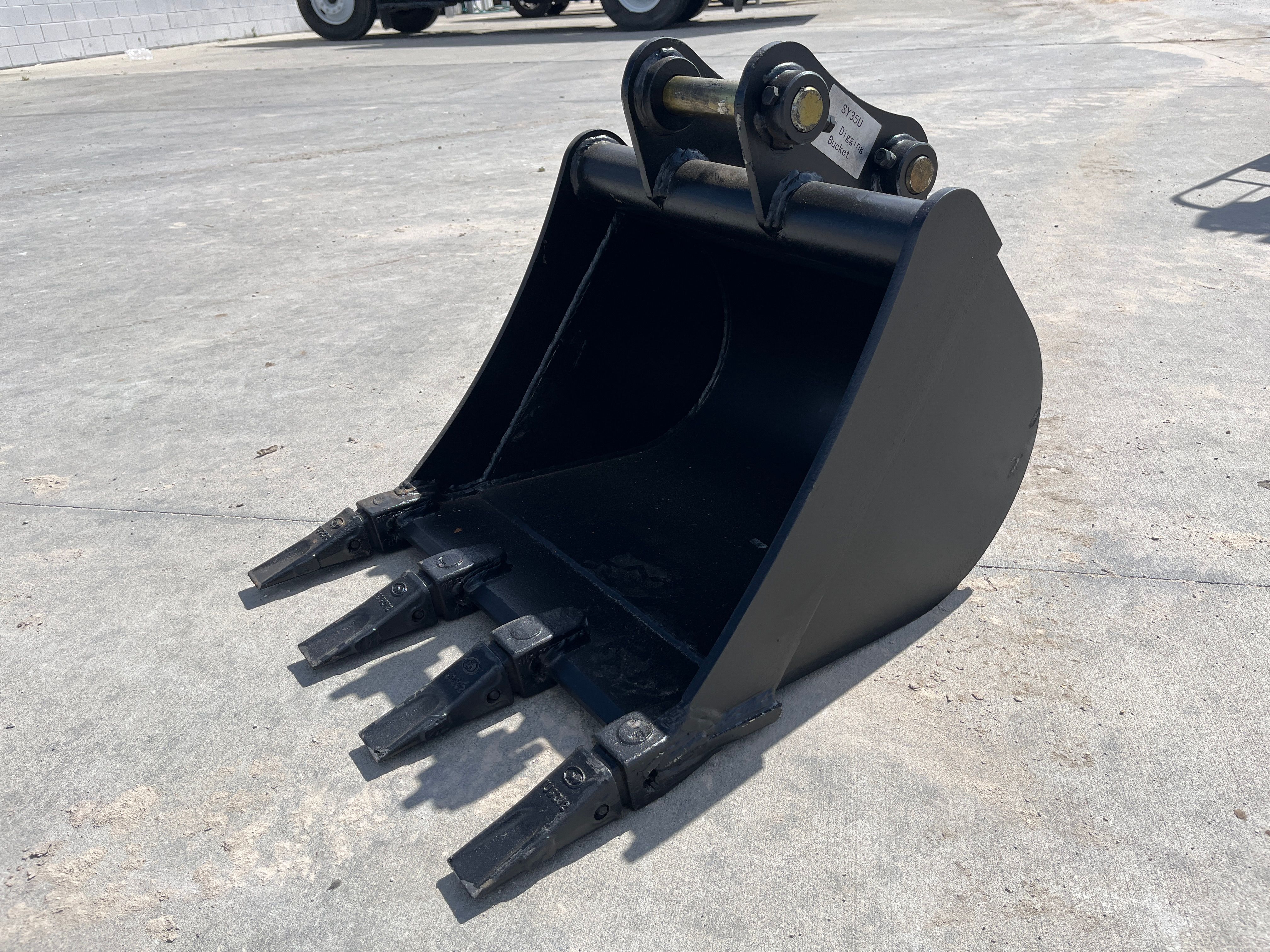 24" BUCKET FOR SY35U Photo 1 Thumbnail