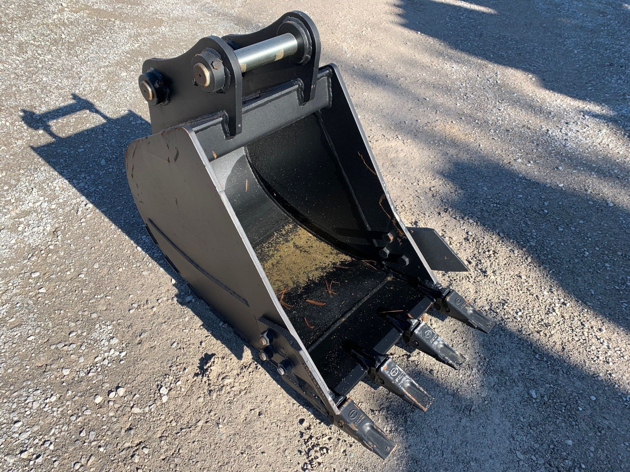 24" BUCKET FOR SY95C Photo 3 Thumbnail