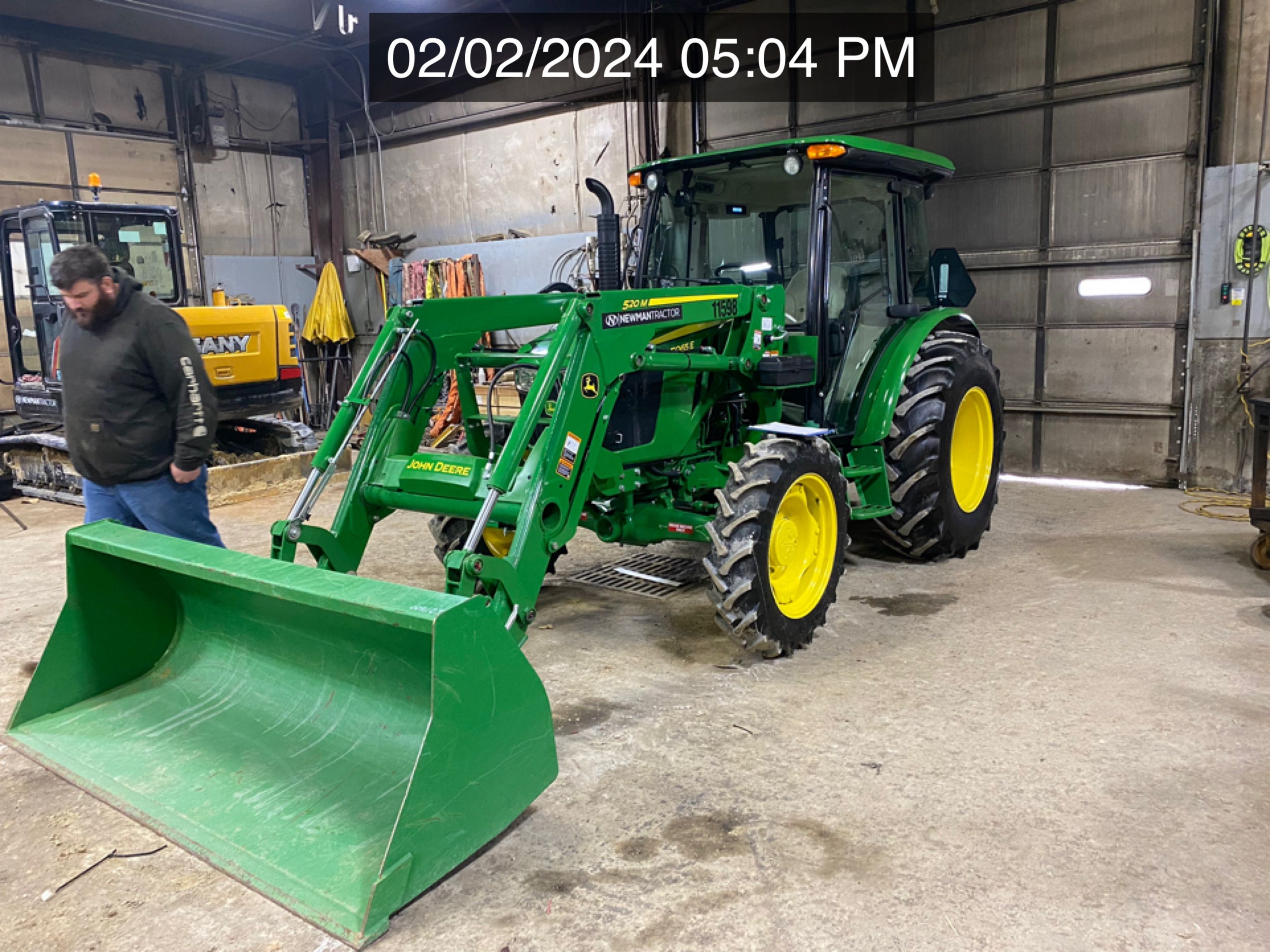 2022 JOHN DEERE 5065E Photo 1 Thumbnail