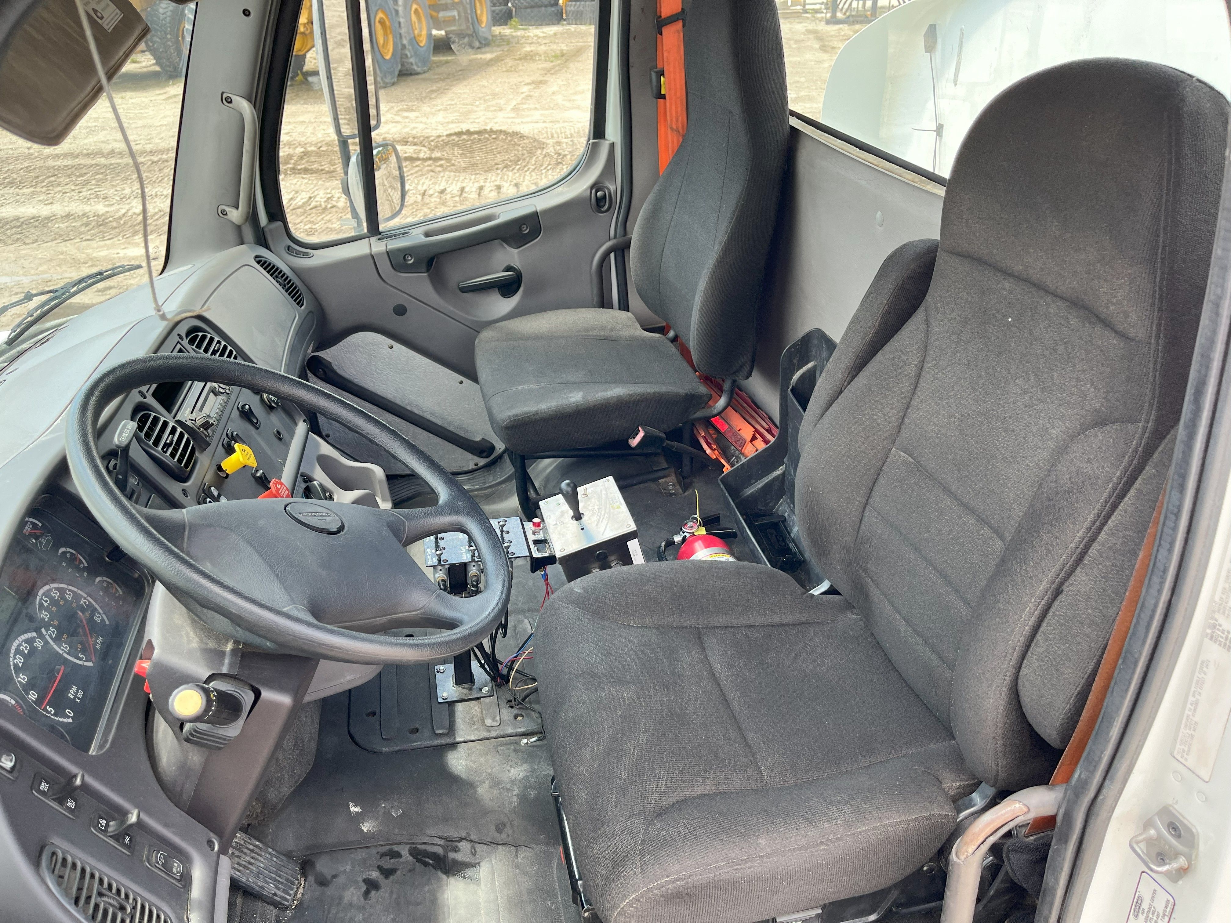 2015 FREIGHTLINER M2 112 Photo 7 Thumbnail