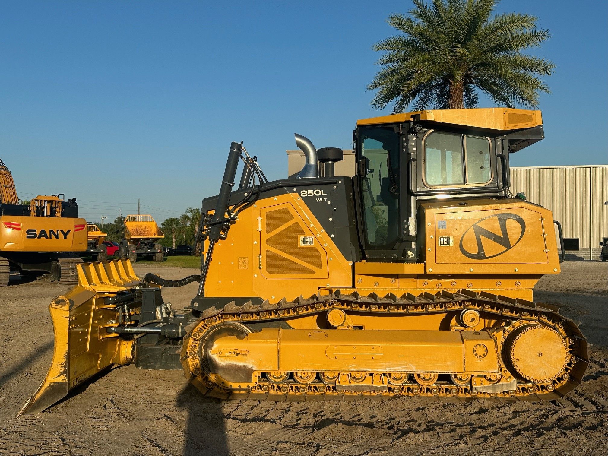 2023 JOHN DEERE 850L WLT Photo 2 Thumbnail