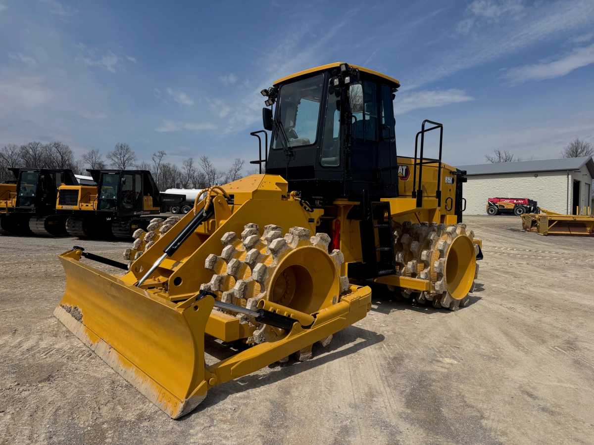 2019 CAT Cat 815K Compactor Photo 1
