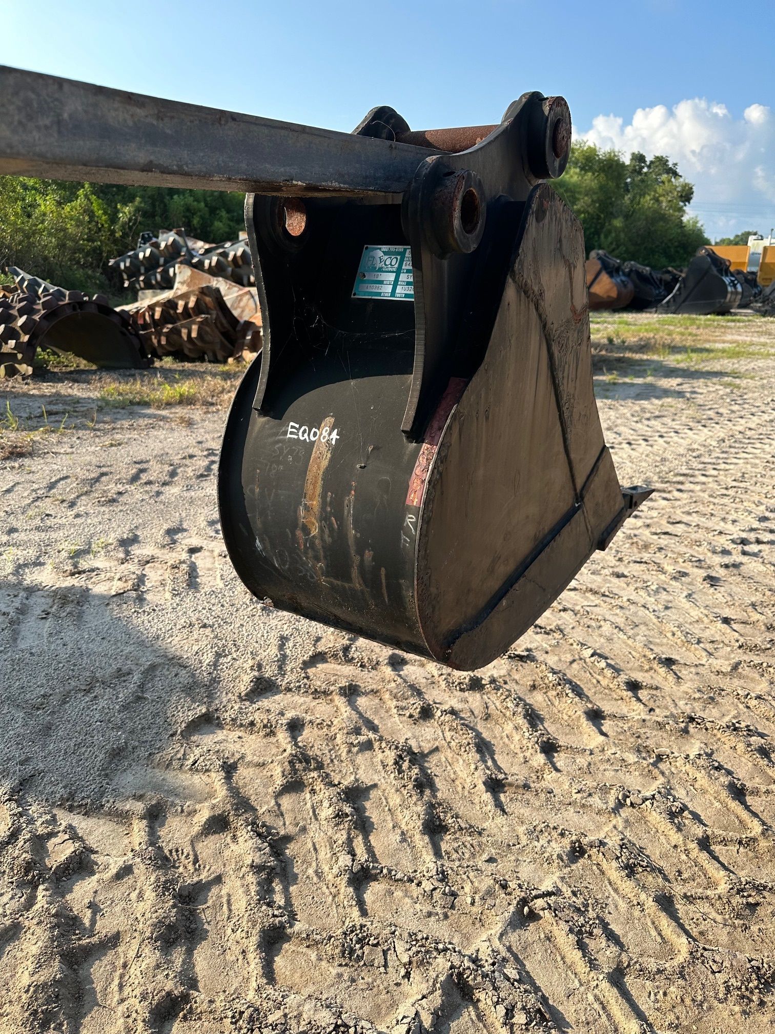 18" BUCKET FOR SY75C Photo 2 Thumbnail