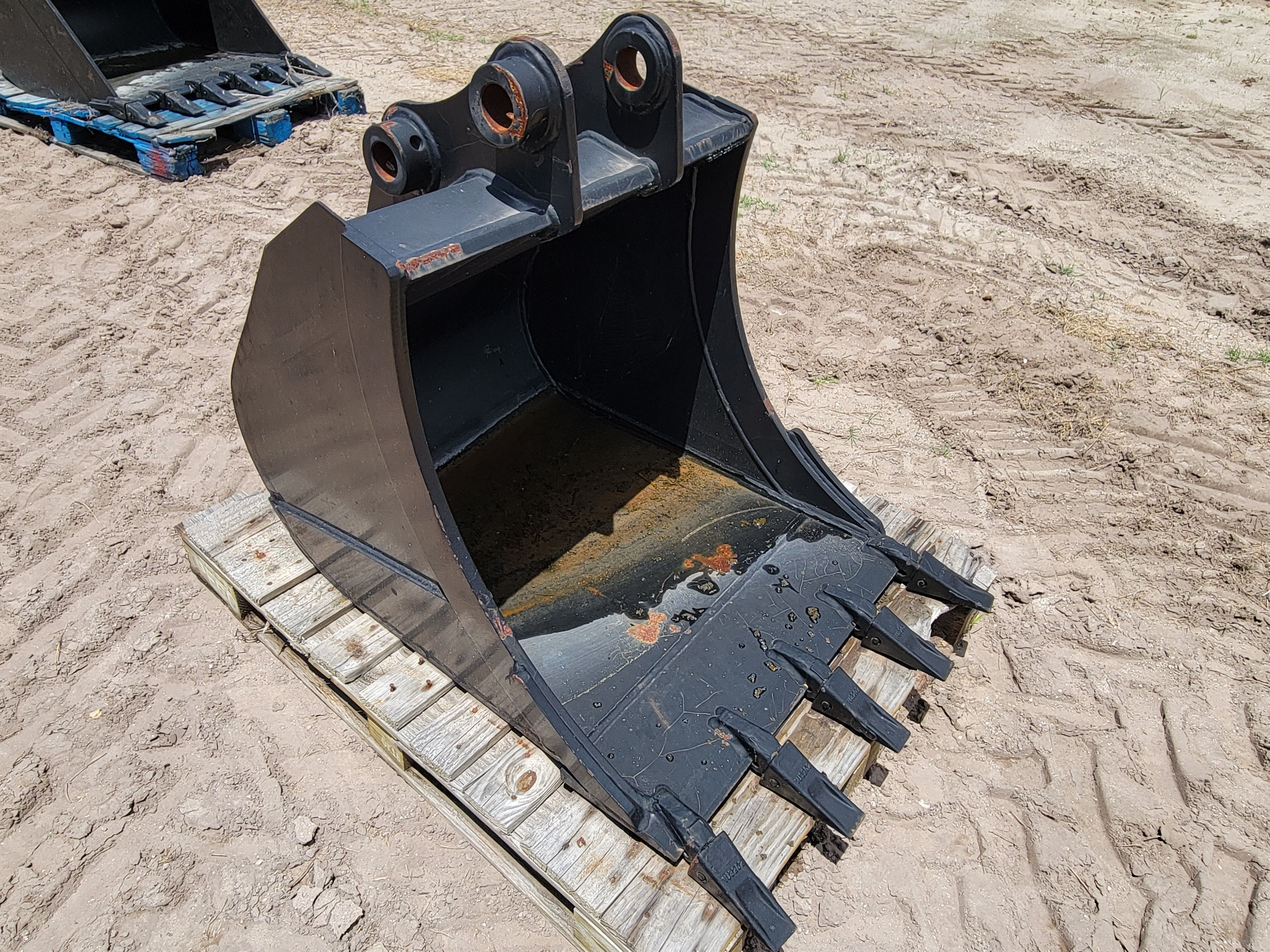 30" BUCKET FOR SY60C Photo 2 Thumbnail