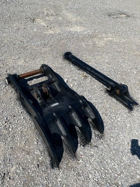 THUMB FOR SY135C (NO QUICK COUPLER) Photo 3 Thumbnail