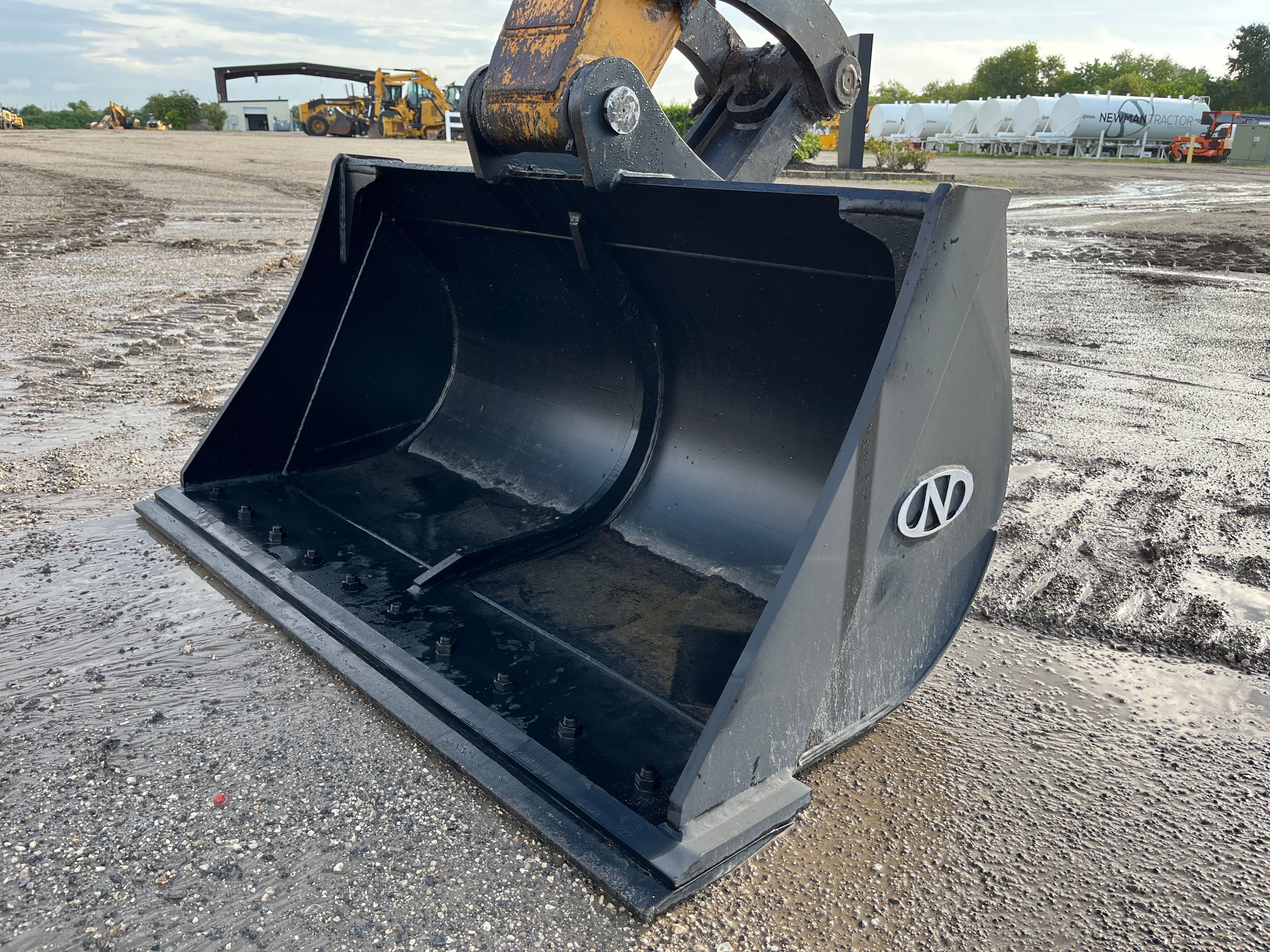 60" DC BUCKET FOR SY135C Photo 1 Thumbnail